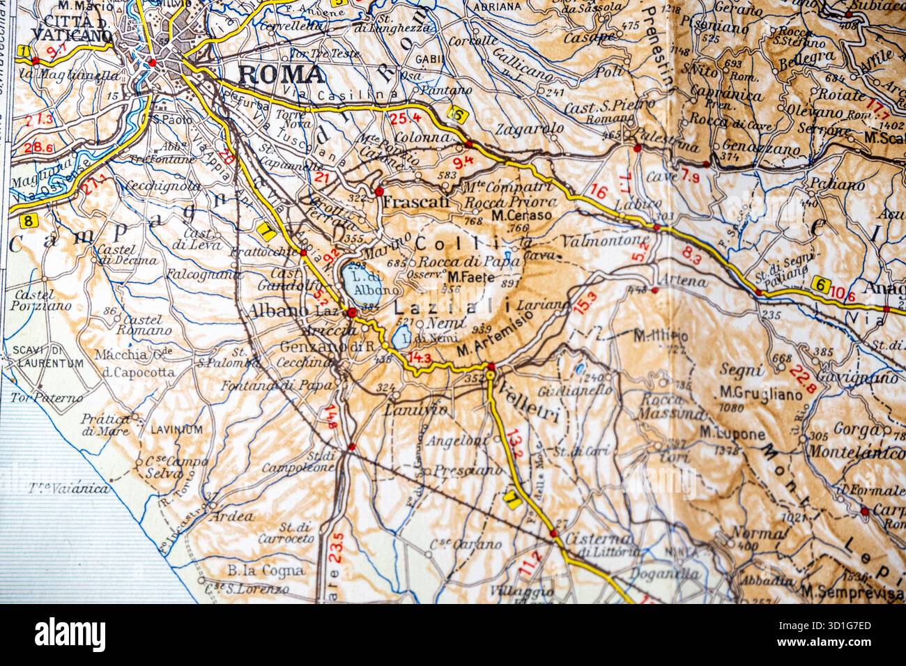 Sezione dettagliata di una vecchia mappa stradale italiana, incentrata sull'area di Roma, i Castelli Romani e le città circostanti. Foto Stock