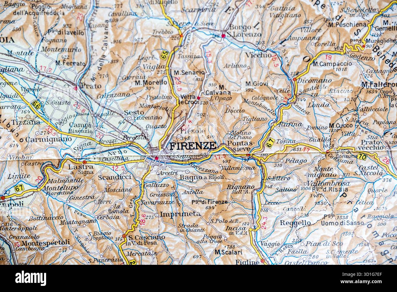 Sezione di una vecchia mappa stradale italiana che mostra la zona di Firenze e le città vicine come Fiesole e Prato. Foto Stock