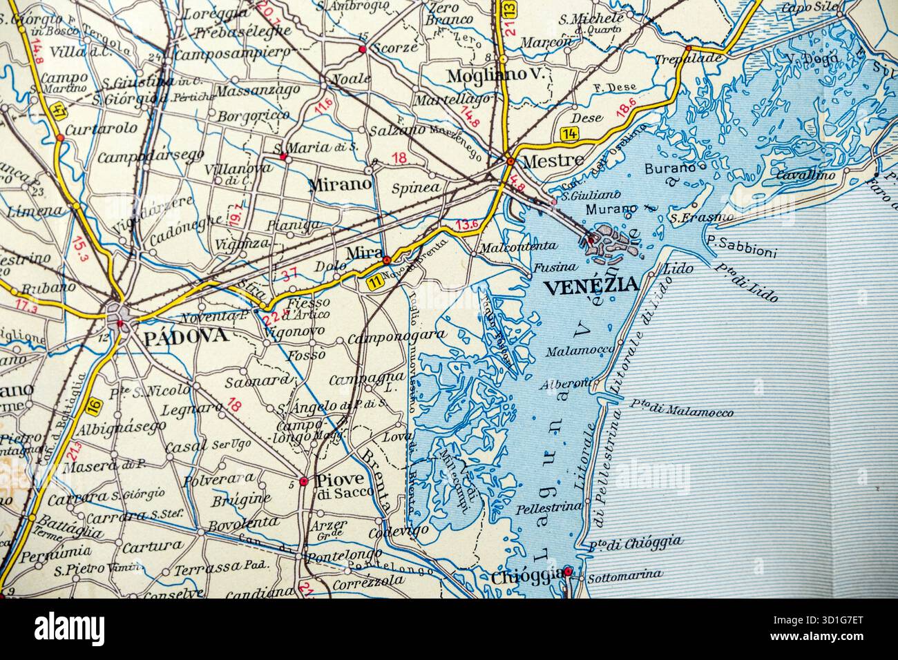 Sezione di una vecchia mappa stradale italiana che mostra l'area intorno a Venezia (Venezia), Padova e la laguna di Venezia. Foto Stock