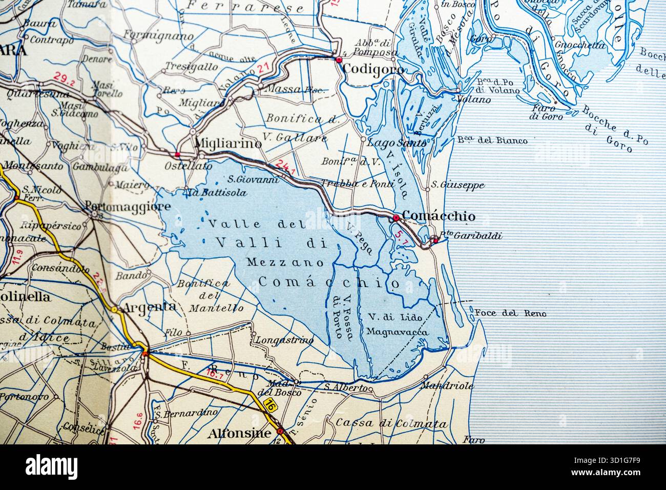 Sezione di una vecchia mappa stradale italiana che mostra le valli di Comacchio, la costa e città come Ferrara e Ravenna. Foto Stock