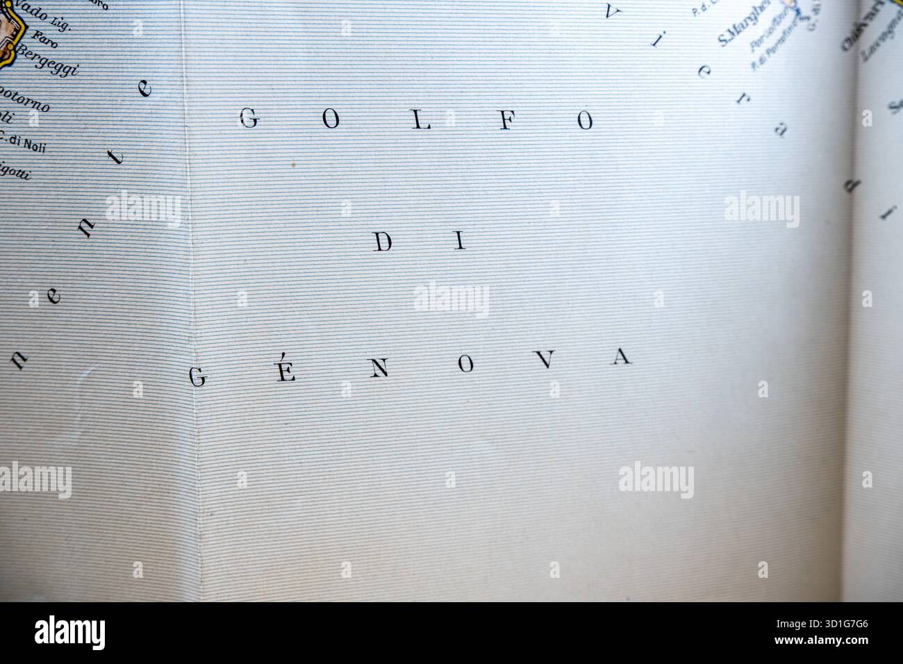 Sezione minimalista di una vecchia mappa che mostra la tipografia del Golfo di Genova e la consistenza dell'acqua. Foto Stock