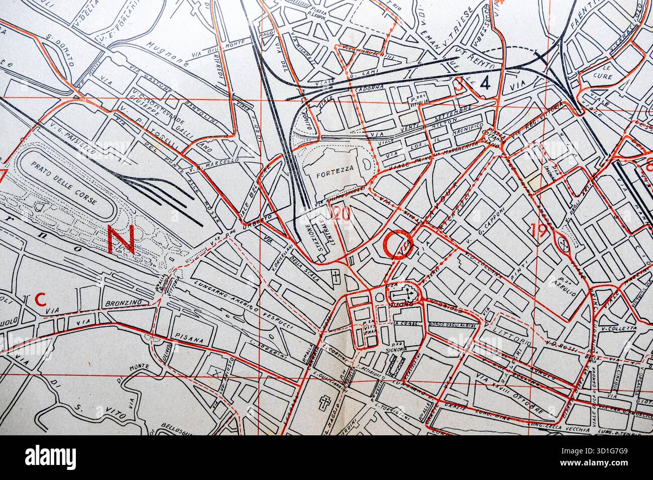 Mappa a pianta d'epoca della città di Firenze, con la Fortezza e le zone industriali con nomi e numeri di strada. Foto Stock