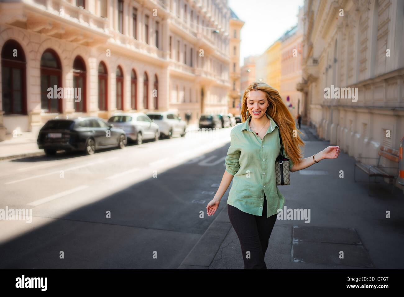 Donna felice che si diverte a camminare in via Vienna Foto Stock