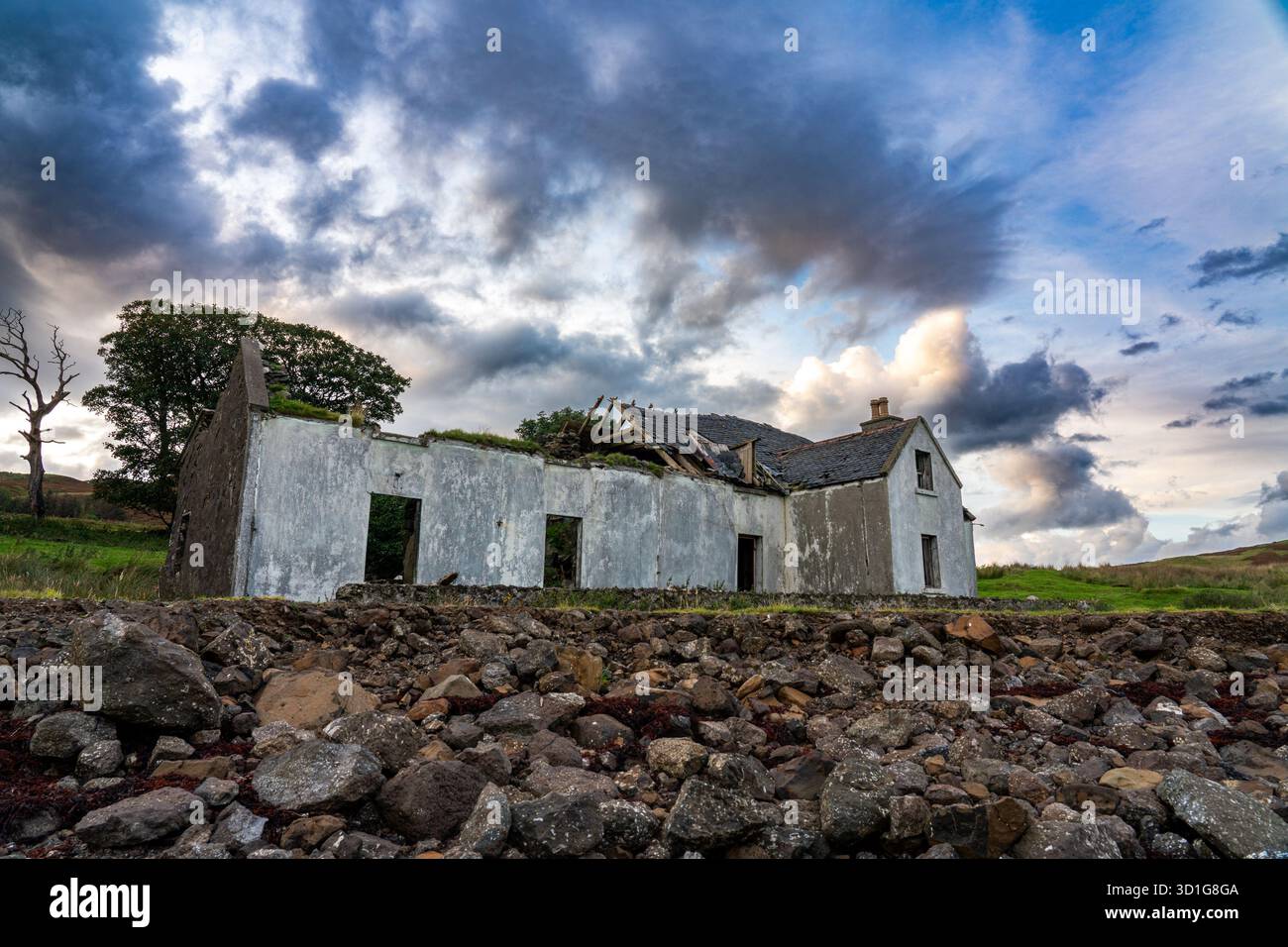 Cascina abbandonata sull'isola di Skye sotto le spettacolari nuvole serali Foto Stock