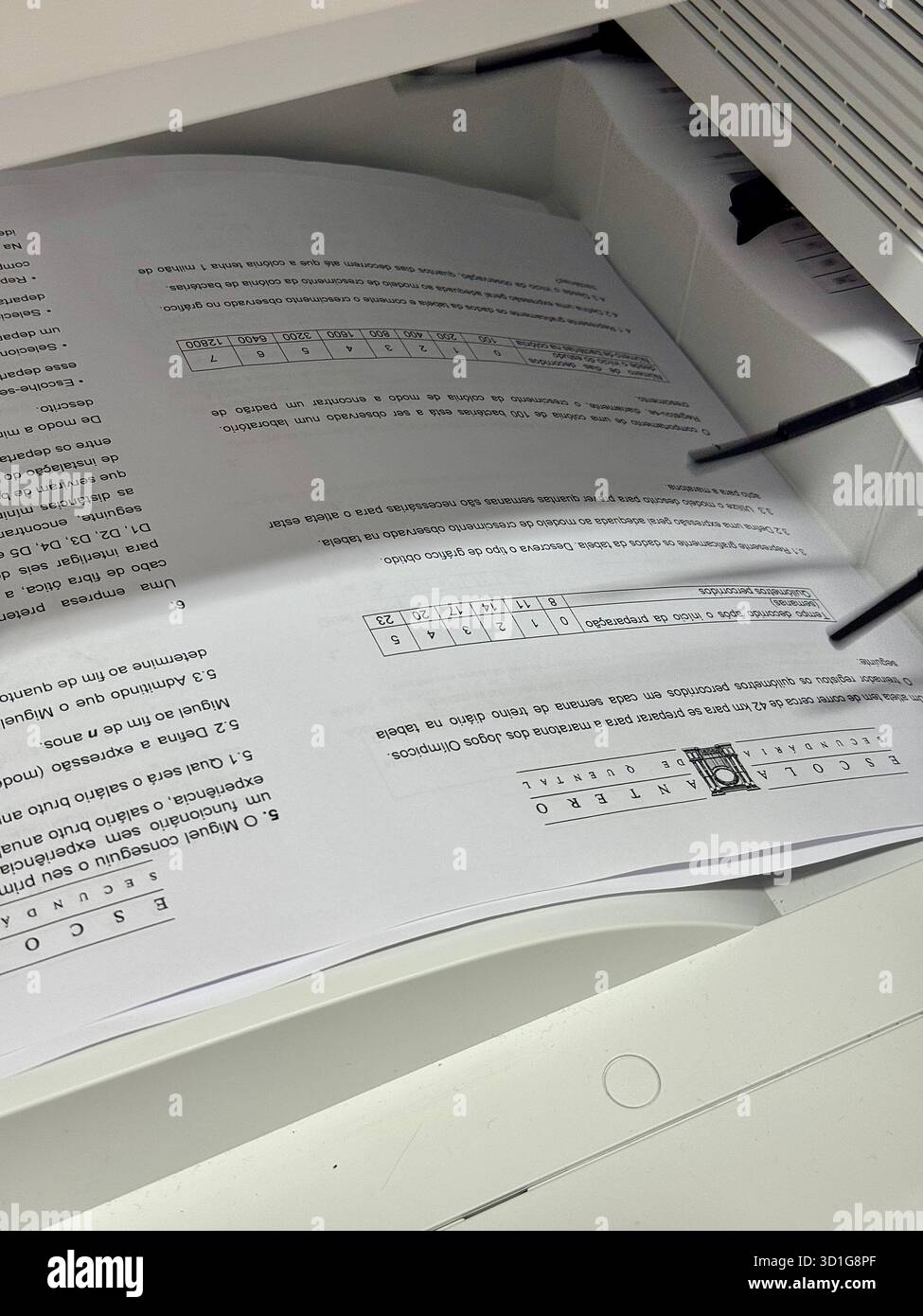 Primo piano di documenti stampati provenienti da una stampante in un ufficio. - Immagine stock catturata con smartphone