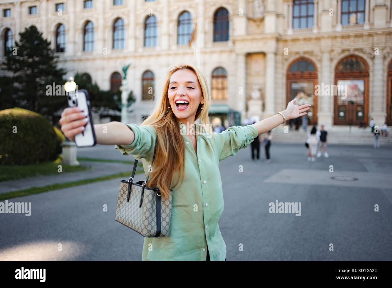 Giovane donna felice che fa selfie a Vienna Foto Stock