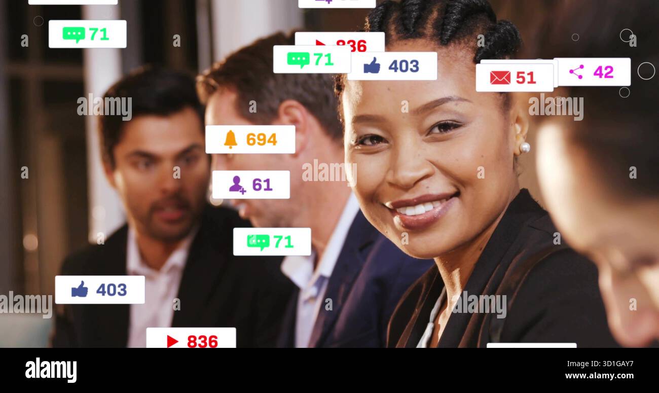 Donna sorridente in buio blazer che analizza le metriche dei social media in ufficio, con notifiche fluttuanti Foto Stock