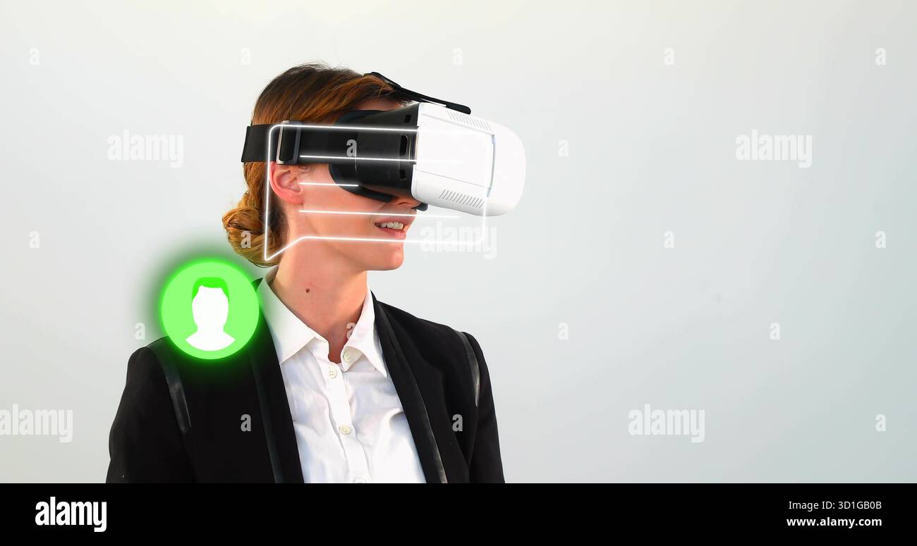 Esplorate una donna d'affari che indossa il visore VR in studio, con sovrapposizioni e icona utente verde Foto Stock