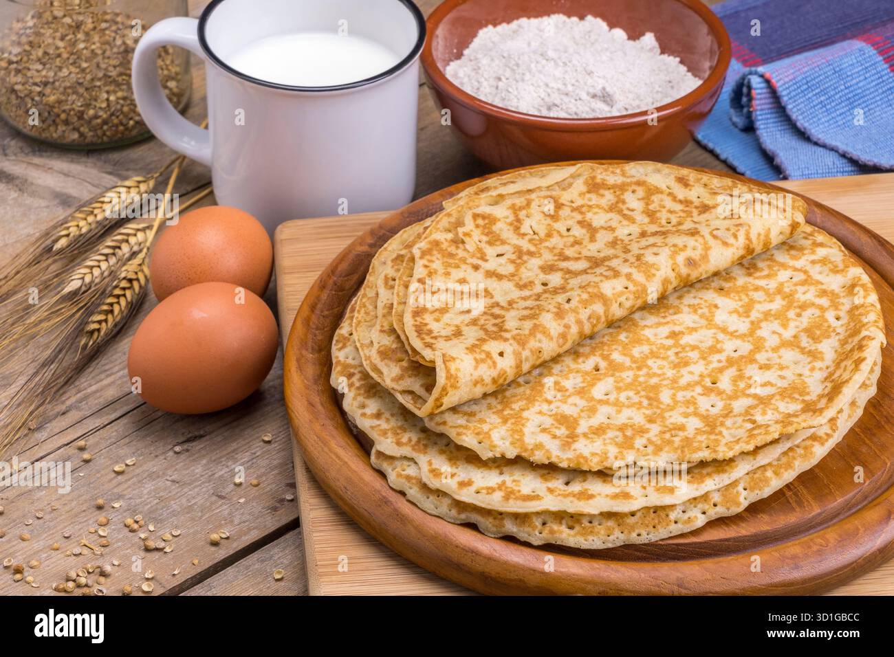 Crepe e ingredienti su un tavolo rustico Foto Stock