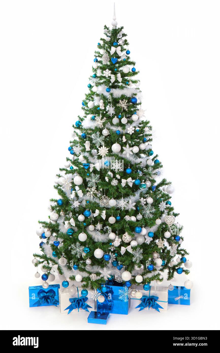 Grande albero di Natale riccamente decorato con ornamenti turchesi e bianchi e scatole regalo. Isolata su uno sfondo bianco Foto Stock
