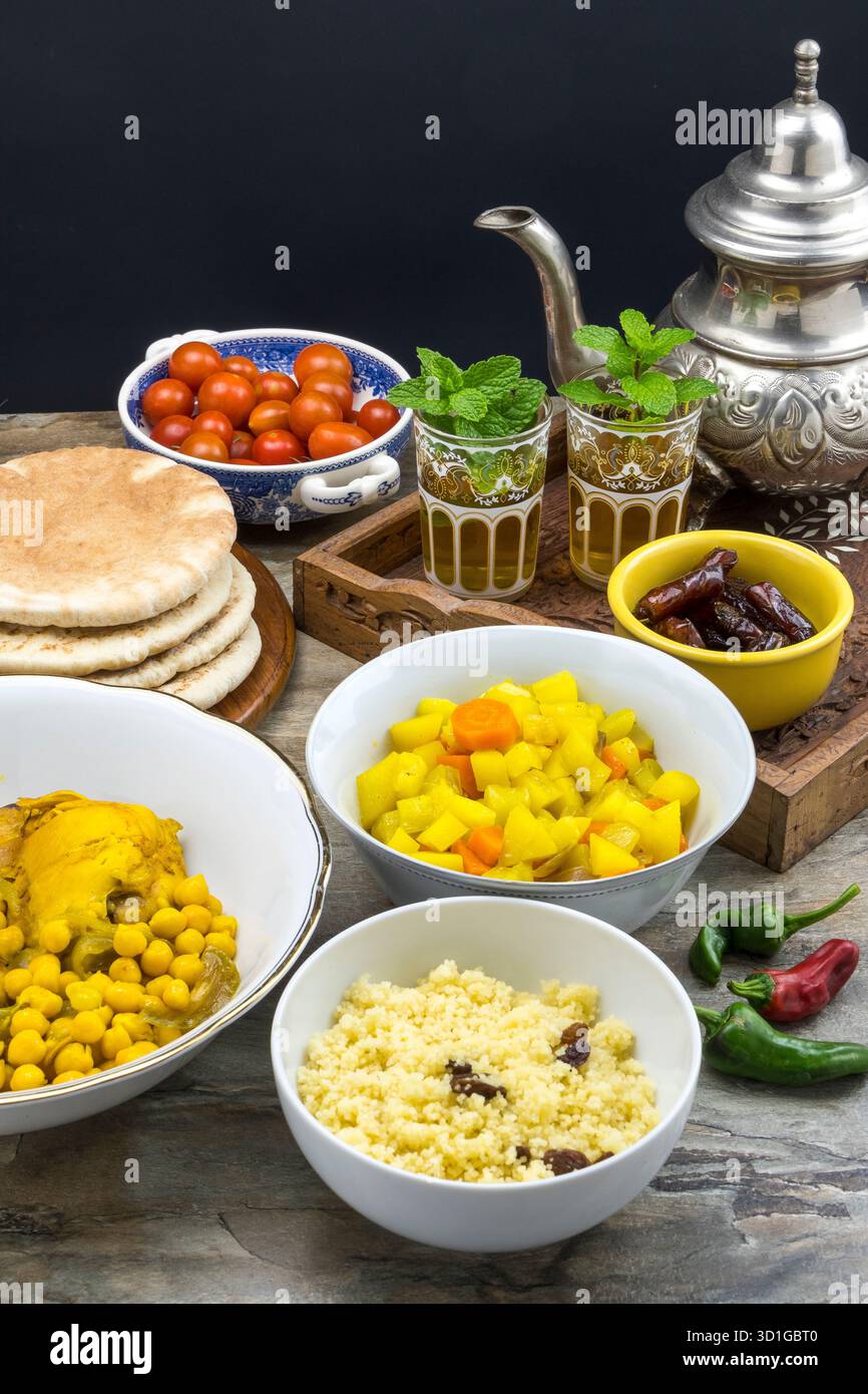 Ciotole con cibo marocchino e tè verde con menta Foto Stock