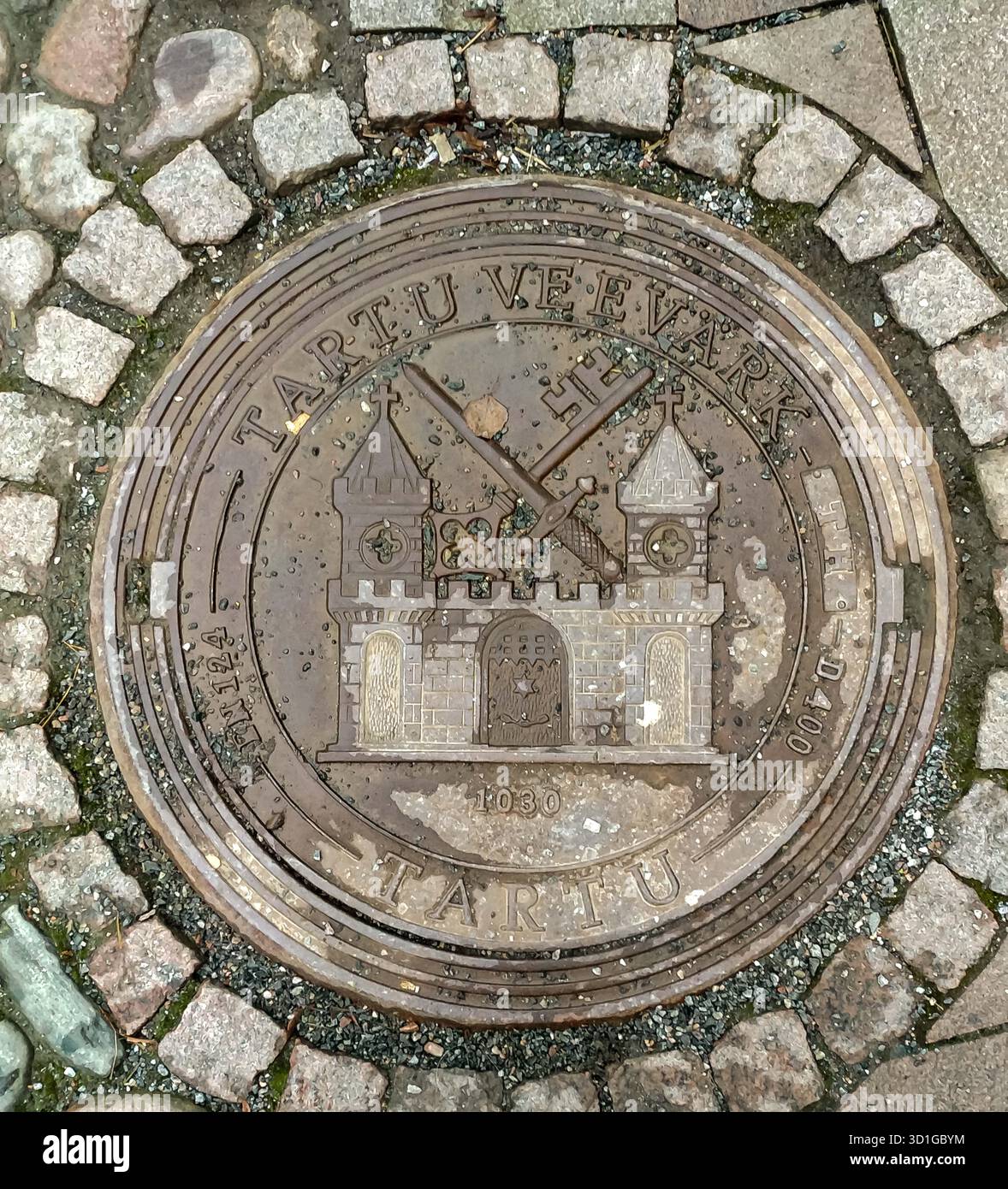 Tartu, Estonia - 4 gennaio 2018 - tombino di Tartu con design del castello in strada acciottolata. Foto Stock