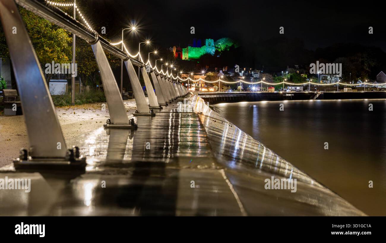 Il lungomare di Mumbles è un'area costiera di Swansea, Galles, conosciuta per le sue viste pittoresche, lo storico Mumbles Pier e una passeggiata recentemente rinnovata Foto Stock