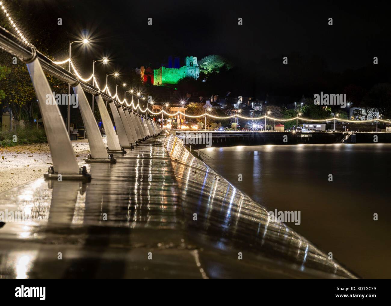 Il lungomare di Mumbles è un'area costiera di Swansea, Galles, conosciuta per le sue viste pittoresche, lo storico Mumbles Pier e una passeggiata recentemente rinnovata Foto Stock
