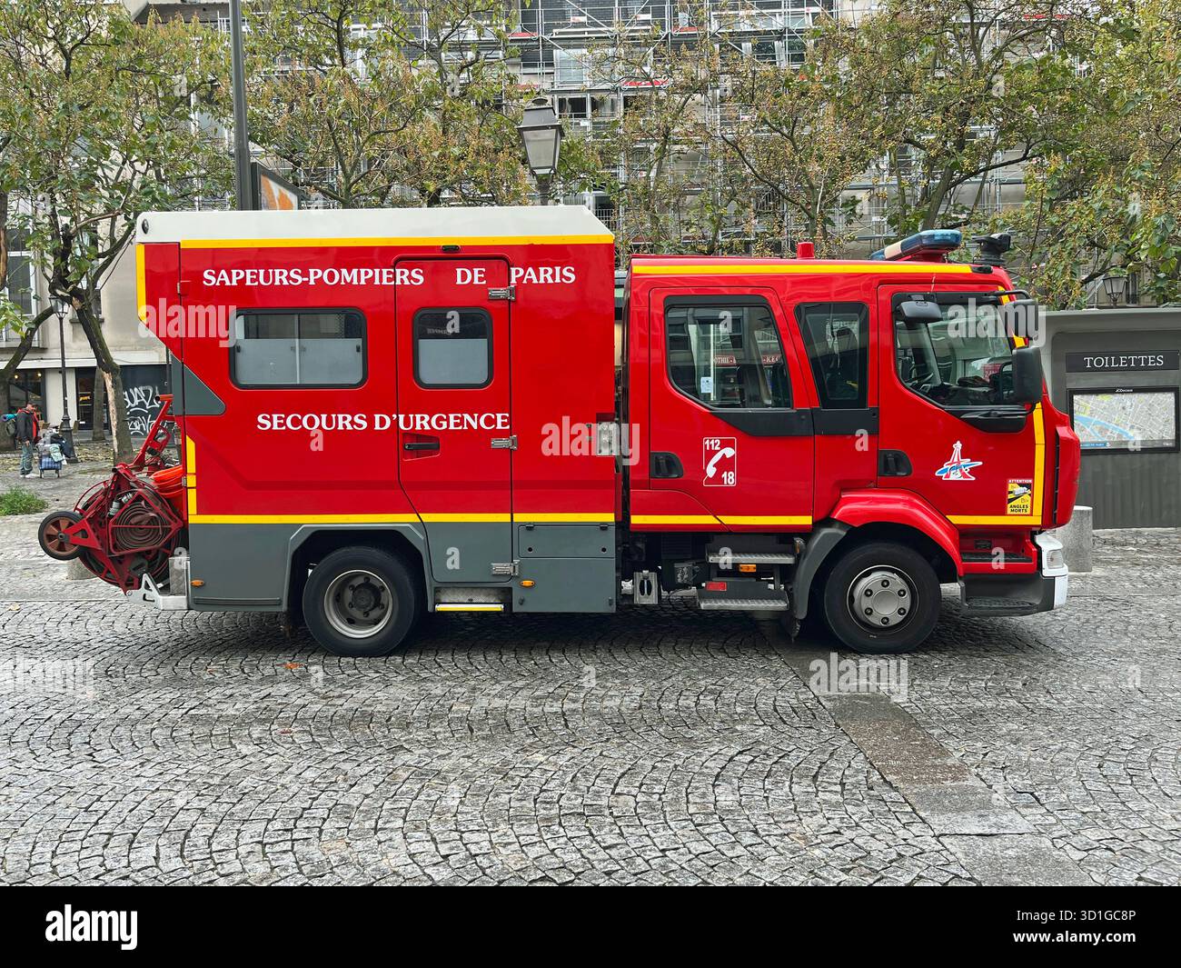 Parigi, Francia - 20 ottobre 2022: Camion dei vigili del fuoco nel centro di Parigi. Foto Stock