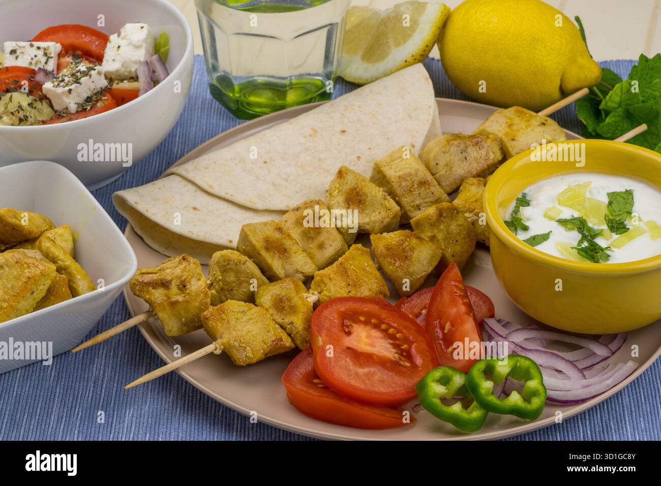 Souvlaki di pollo con insalata greca e salsa tzatziki Foto Stock