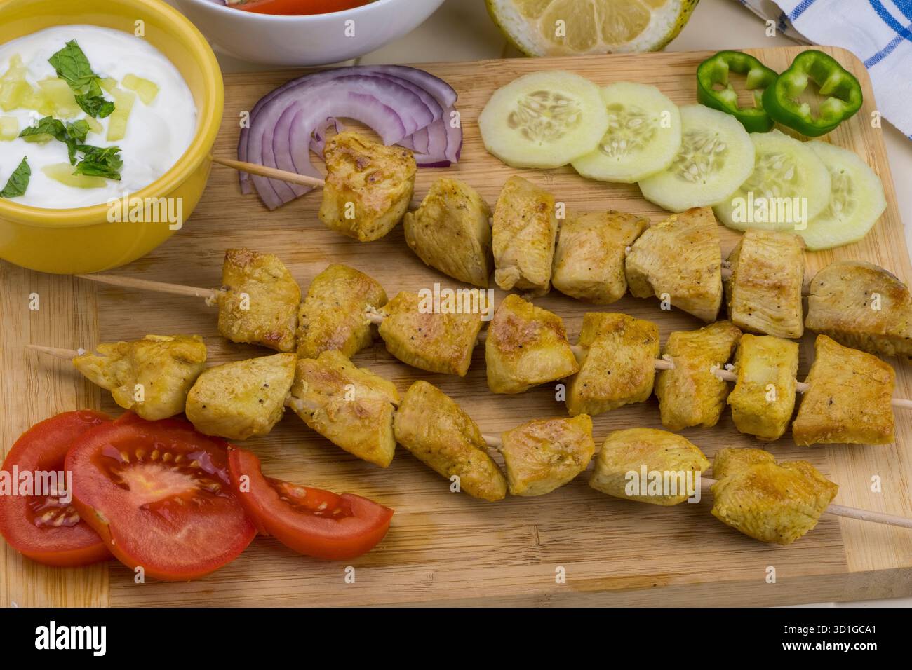 Souvlaki di pollo con verdure e salsa tzatziki Foto Stock
