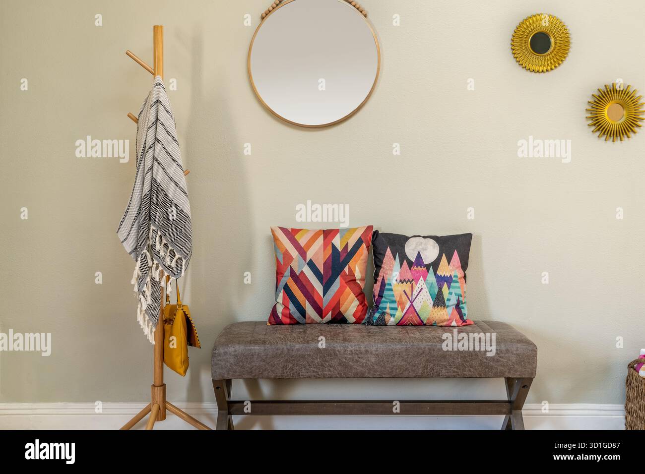 Invitante panca del corridoio con cuscini colorati appendiabiti e specchi interni decorativi Foto Stock