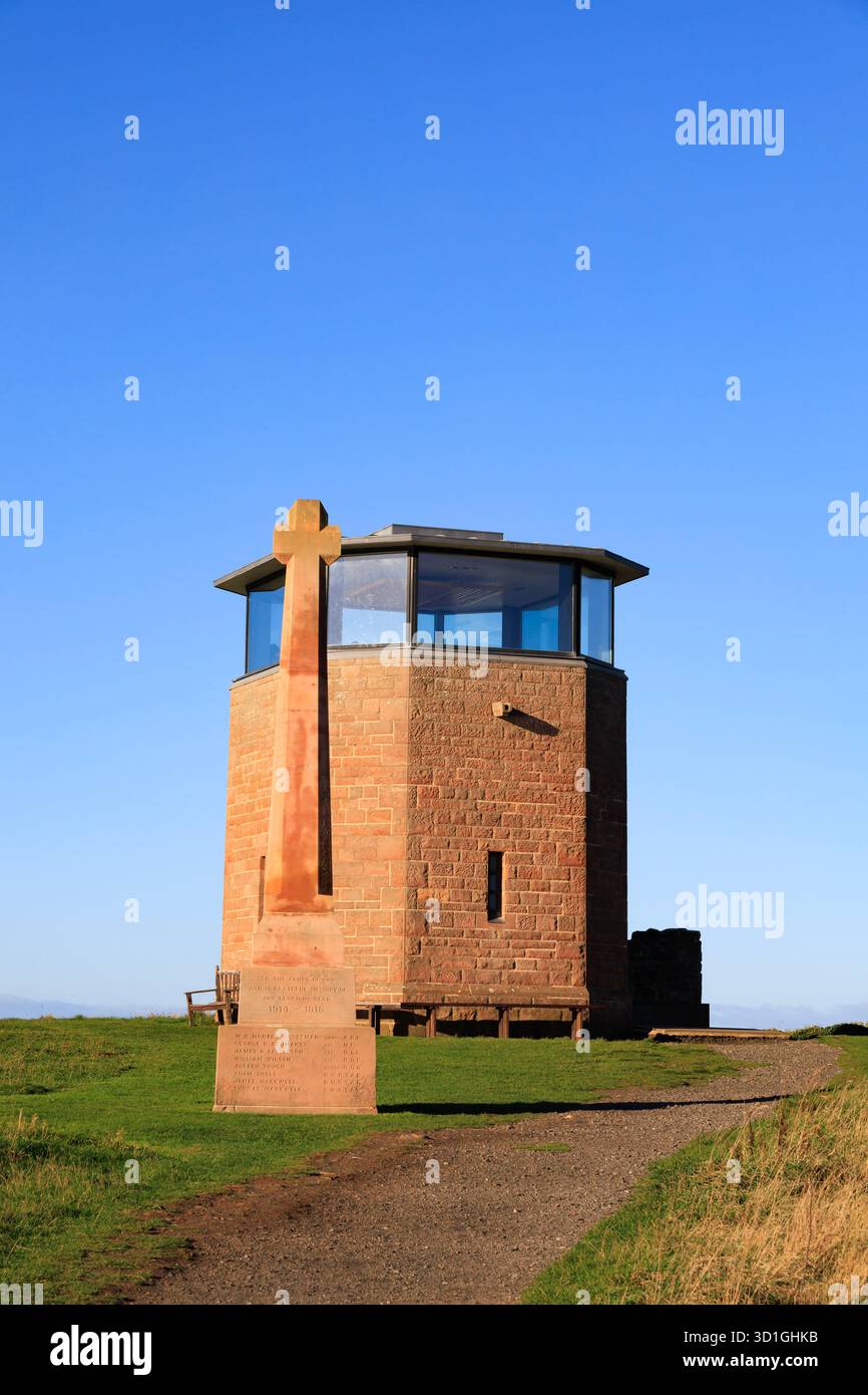 WW1, First World War, Great War Memorial to the Dead, Ex posto di guardia costiera, riproposto da Icosis come punto di osservazione turistico, Holy Island, L. Foto Stock