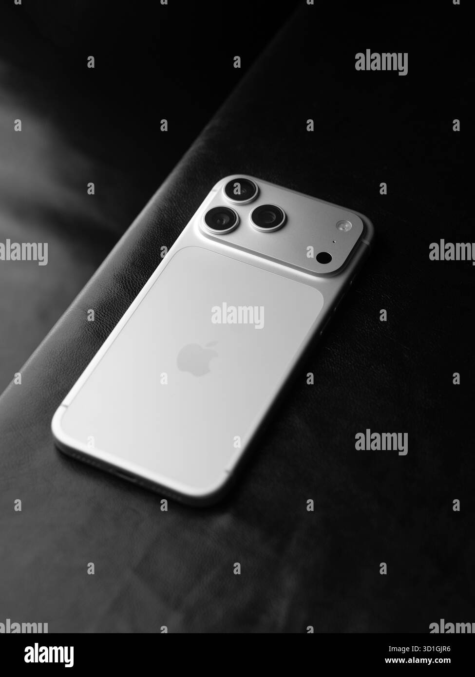 IPhone 17 Pro Max in colore argento girato a Bangalore, India, il 28 ottobre 2025 Foto Stock