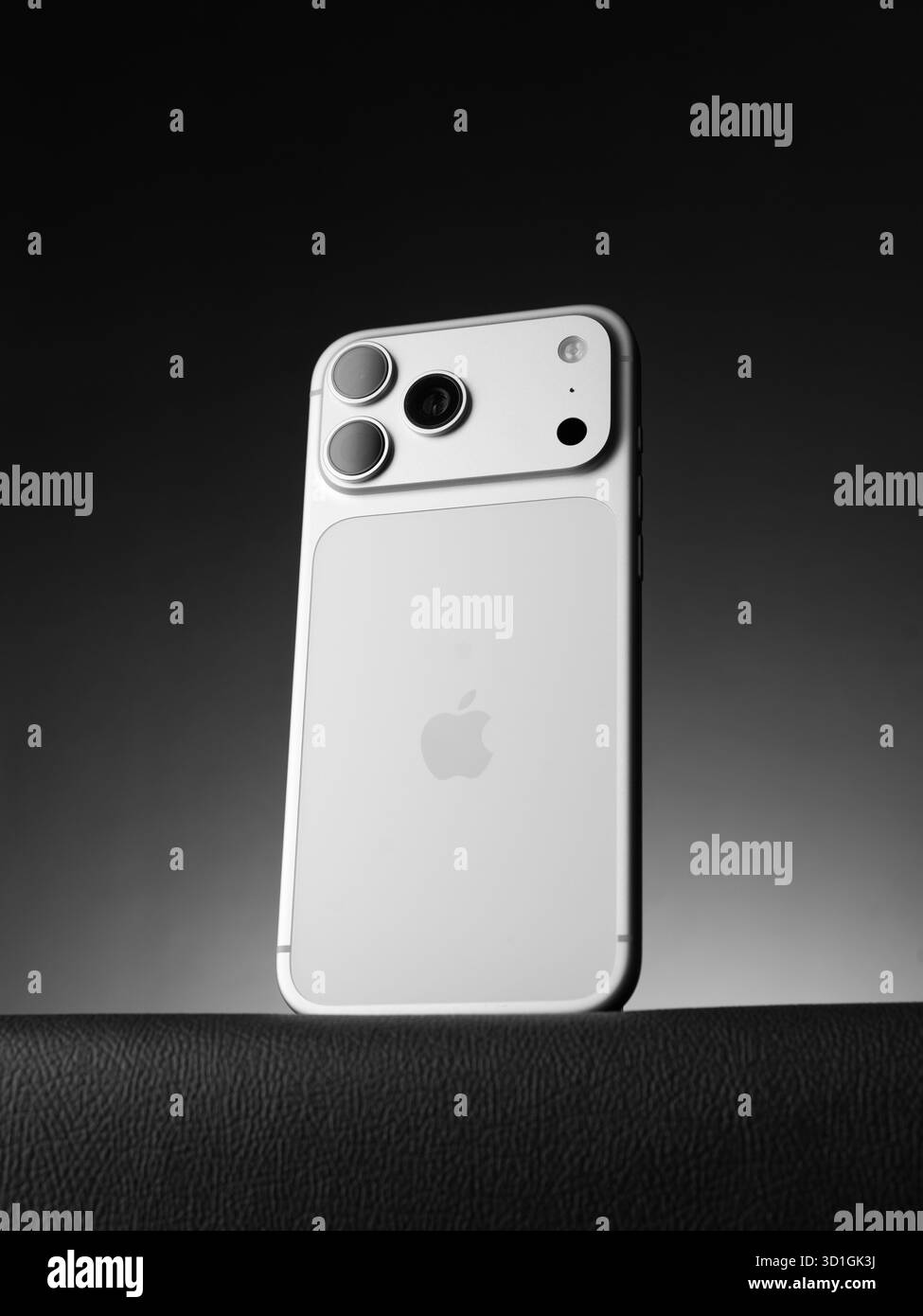 IPhone 17 Pro Max in colore argento girato a Bangalore, India, il 28 ottobre 2025 Foto Stock