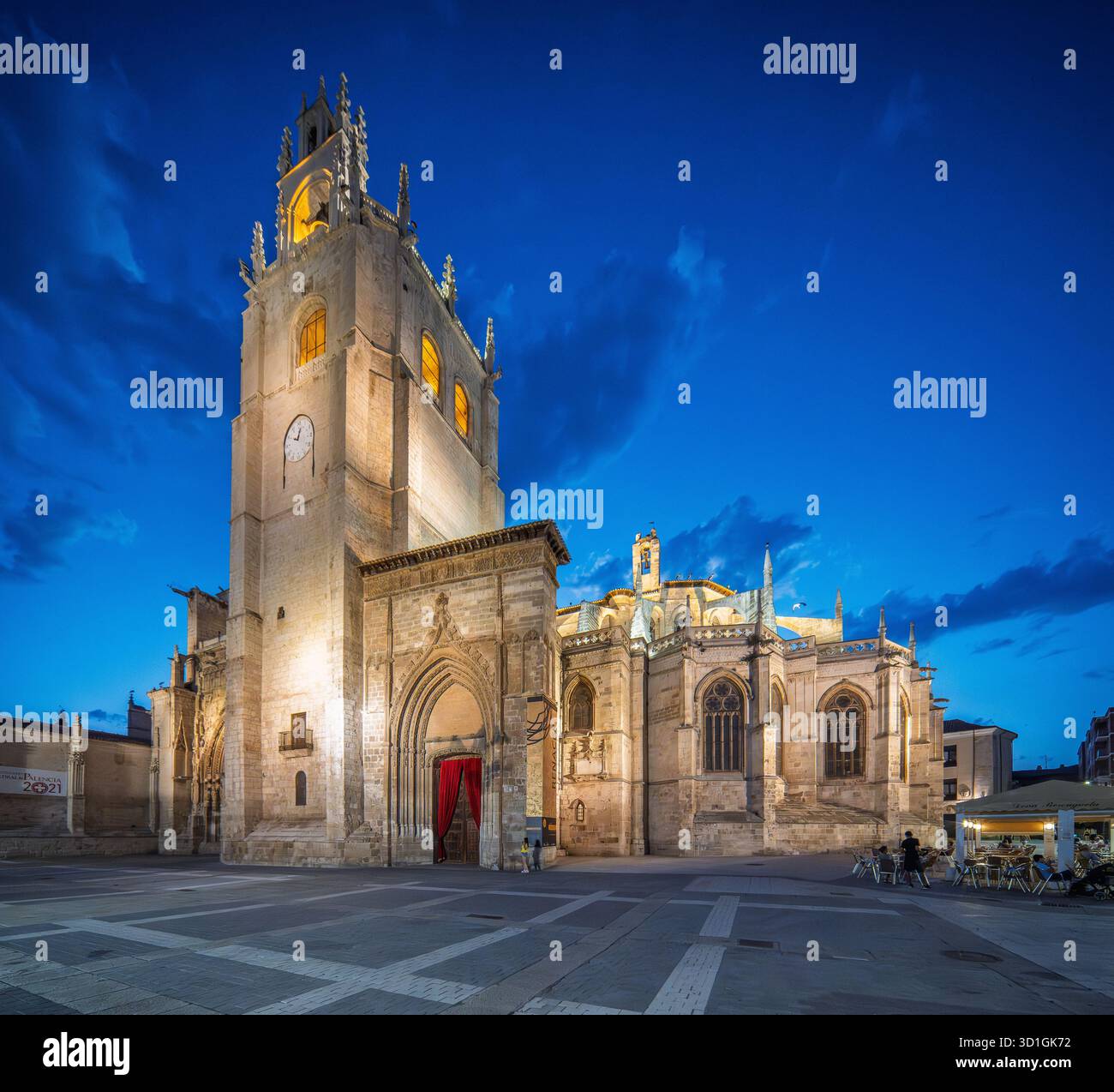 La Cattedrale di Palencia sorge splendidamente in Plaza de la Inmaculada, con i suoi dettagli gotici che brillano mentre il crepuscolo si deposita intorno al campanile. Foto Stock