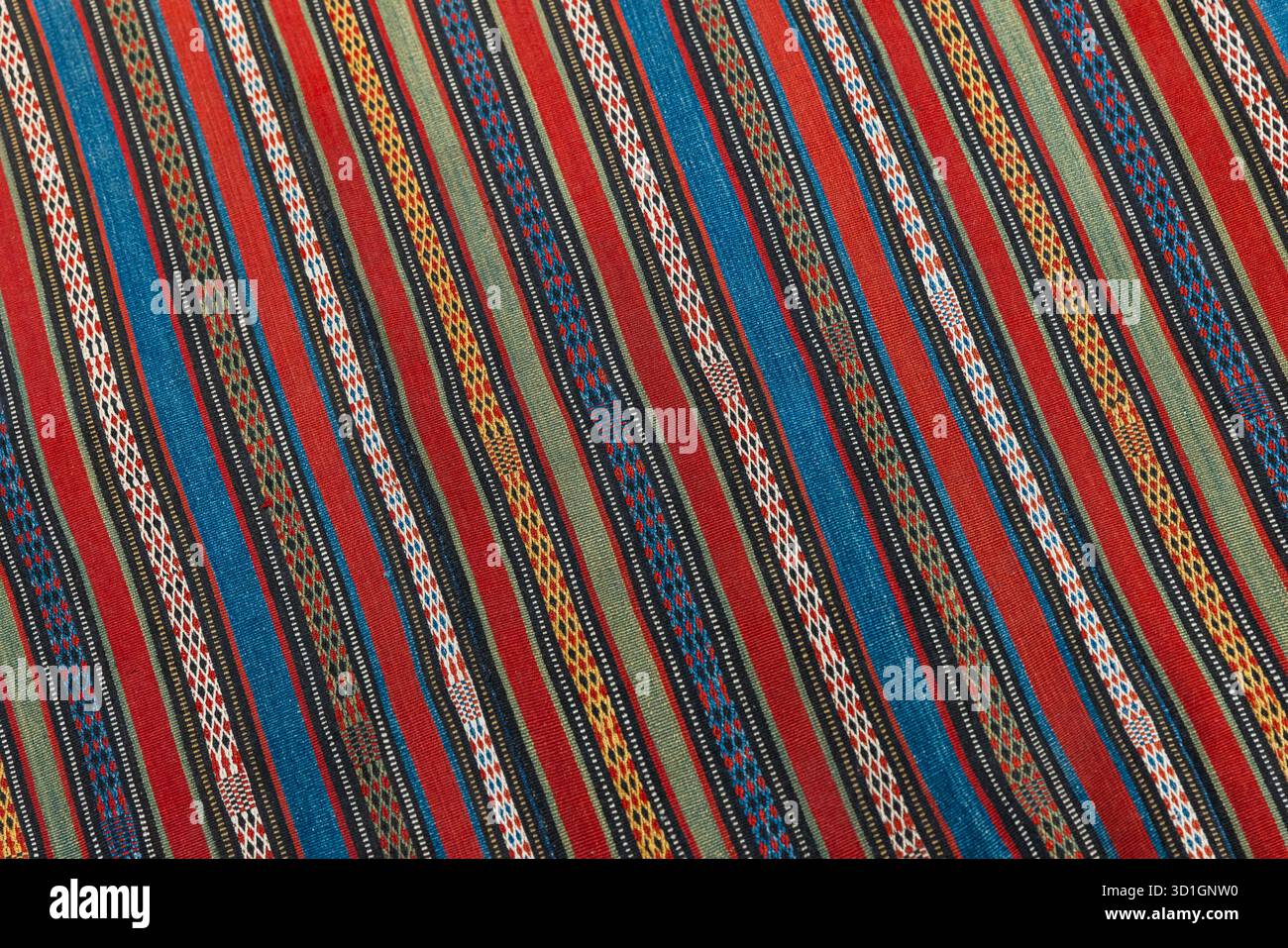 Un vecchio tappeto orientale con motivo a linee colorate parallele e texture fotografica di sfondo Foto Stock