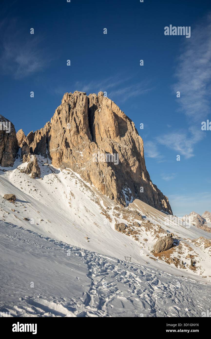 Vetta delle Montagne Rocciose nelle Dolomiti, Italia, con neve sotto un cielo azzurro. Il Rugged Cliff e il paesaggio alpino invernale all'aperto. Foto Stock