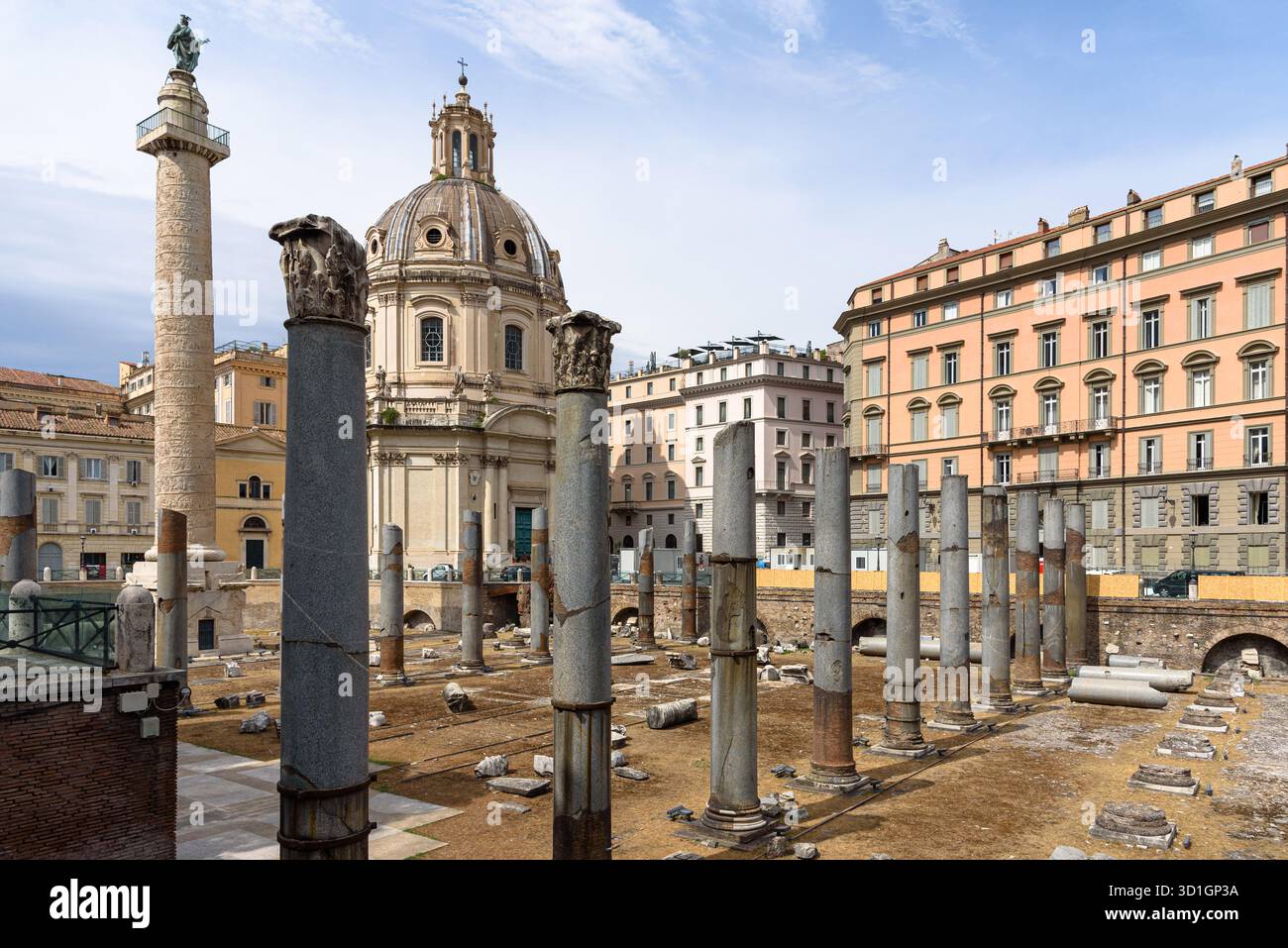 Colonna di Traiano e Chiesa del Santissimo nome di Maria al foro di Traiano a Roma Foto Stock