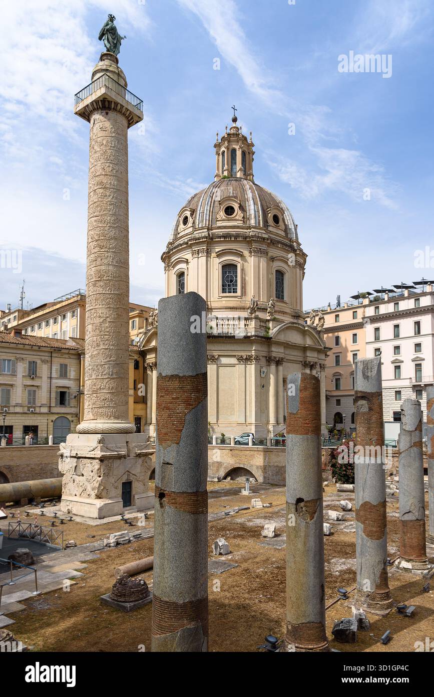 Colonna di Traiano e Chiesa del Santissimo nome di Maria al foro di Traiano a Roma Foto Stock