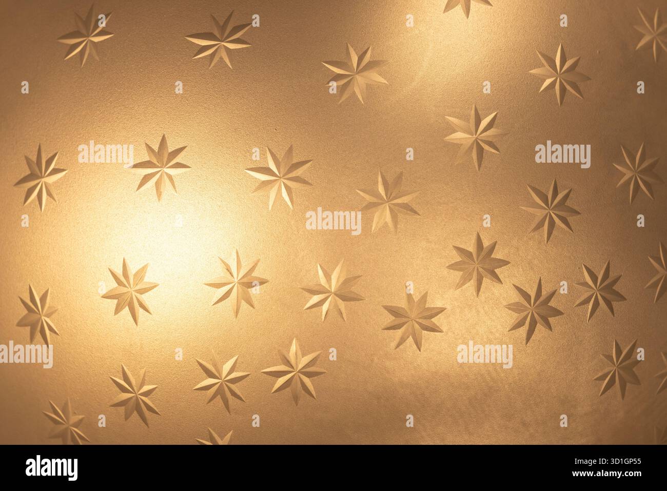 Lussuoso sfondo paralume testurizzato in vetro dorato con motivi a stella a otto punte ripetuti. Crea un'atmosfera elegante e festosa adatta a holi Foto Stock