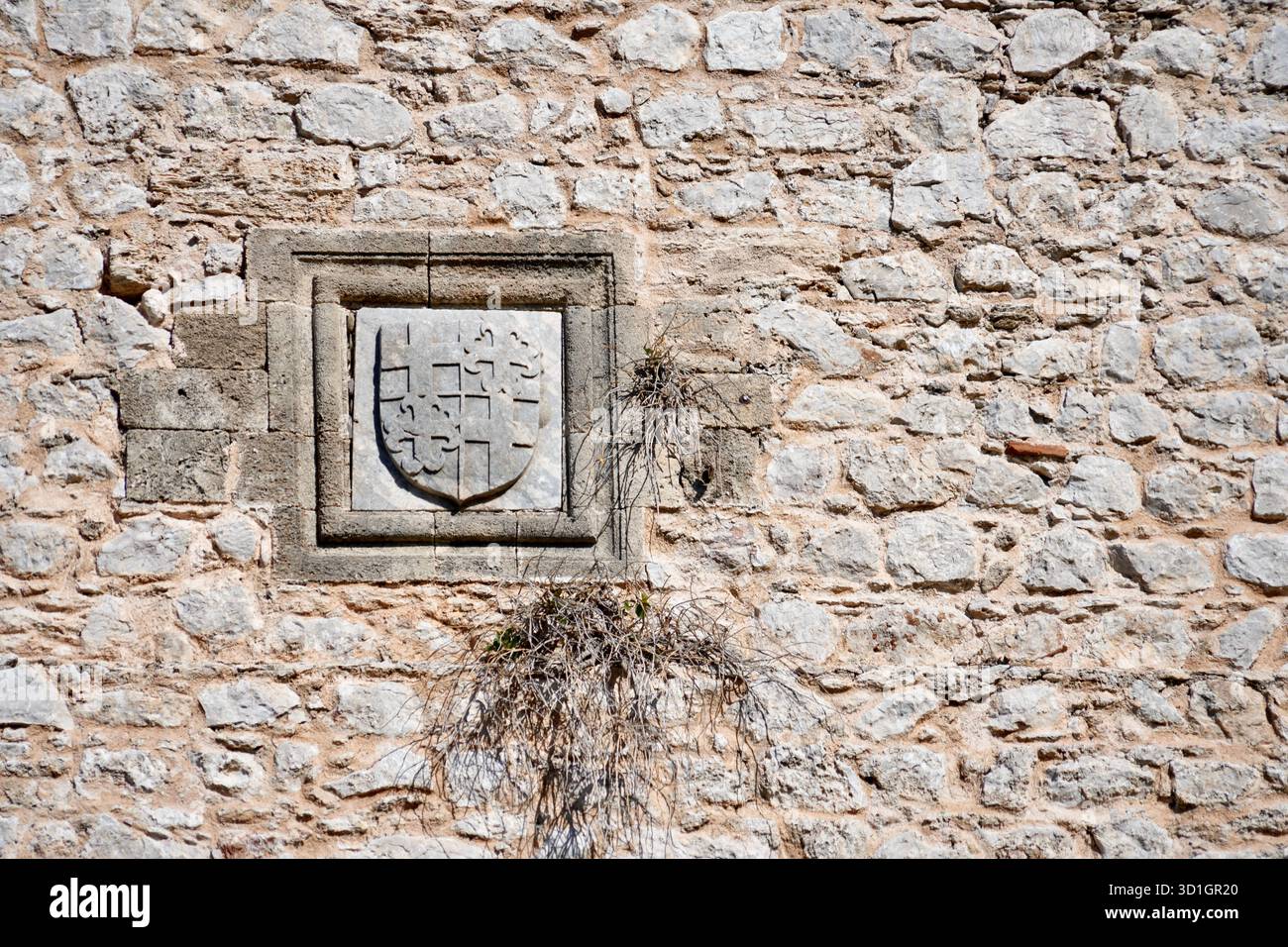 Castello di Kritinia, Rodi, Grecia. Uno stemma scolpito a bassorilievo su un muro di pietra. Foto Stock