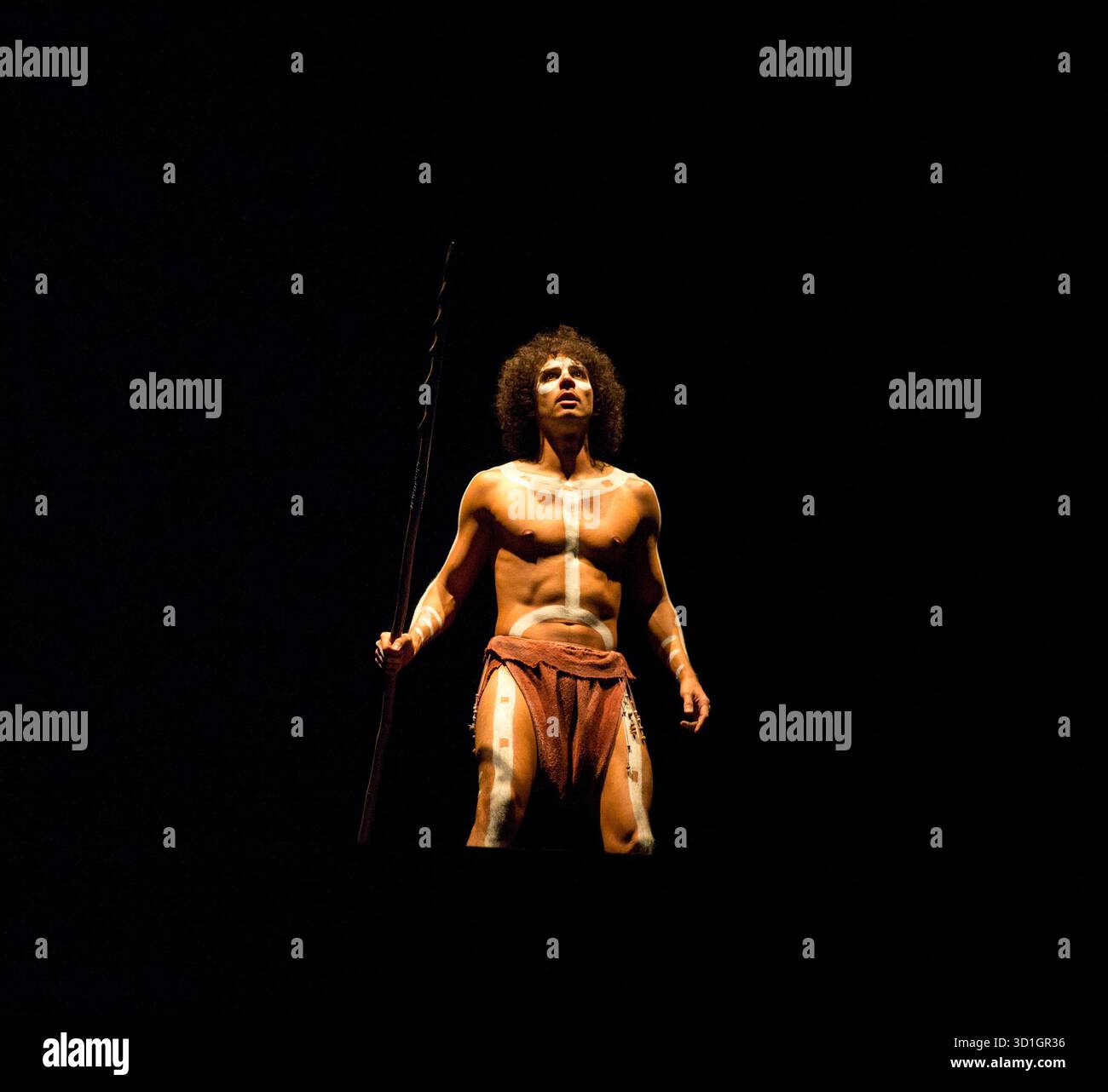 Gary Wood (The Aborigine) in OUR COUNTRY'S GOOD di Timberlake Wertenbaker all'Olivier Theatre, National Theatre (NT), Londra SE1 26/08/2015 musica: Cerys Matthews design: Peter McKintosh illuminazione: Neil Austin coreografo: Arthur Pita regista: Nadia Fall Foto Stock