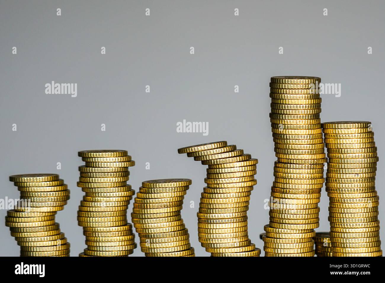 Immagine concettuale di pile di monete d'oro pendenti che rappresentano instabilità finanziaria, squilibrio economico, rischio di investimento e incertezza nella finanza globale Foto Stock