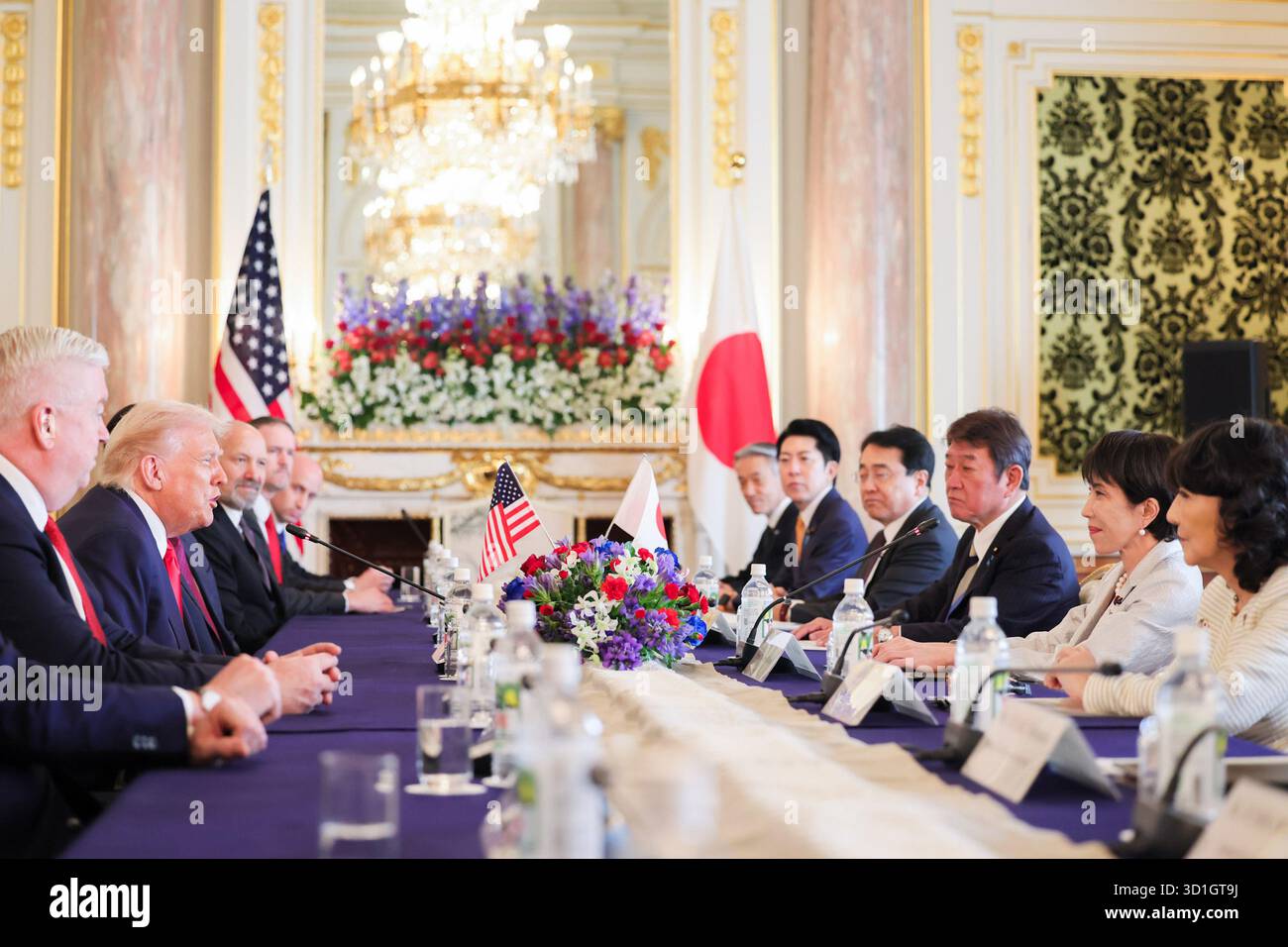 Tokyo, Giappone. 28 ottobre 2025. Il presidente degli Stati Uniti Donald Trump partecipa a un vertice bilaterale con il primo ministro giapponese Sanae Takaichi presso la State Guest House di Tokyo, martedì 28 ottobre 2025. Foto tramite l'Ufficio del primo Ministro del Giappone/UPI credito: UPI/Alamy Live News Foto Stock