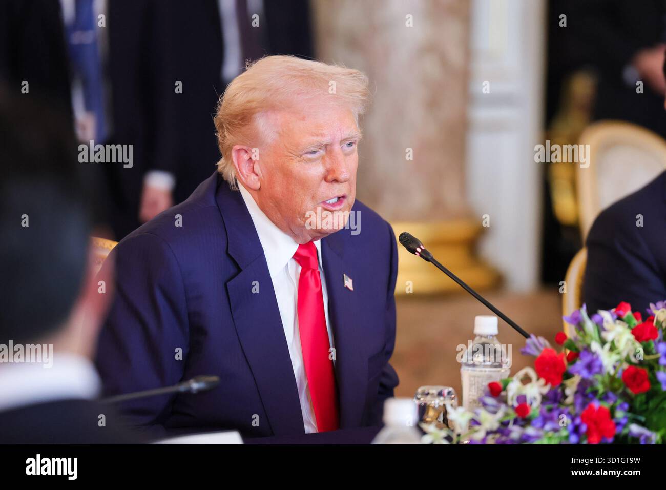 Tokyo, Giappone. 28 ottobre 2025. Il presidente degli Stati Uniti Donald Trump partecipa a un vertice bilaterale con il primo ministro giapponese Sanae Takaichi presso la State Guest House di Tokyo, martedì 28 ottobre 2025. Foto tramite l'Ufficio del primo Ministro del Giappone/UPI credito: UPI/Alamy Live News Foto Stock