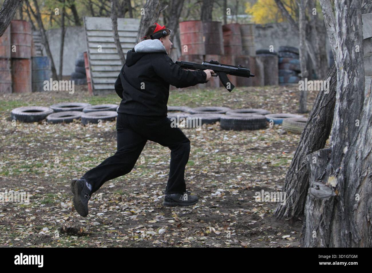 Non esclusivo: Un ragazzo gioca a un gioco tattico di sport e intrattenimento di laser tag organizzato da DTEK per i veterani delle forze armate ucraine e la loro famiglia Foto Stock