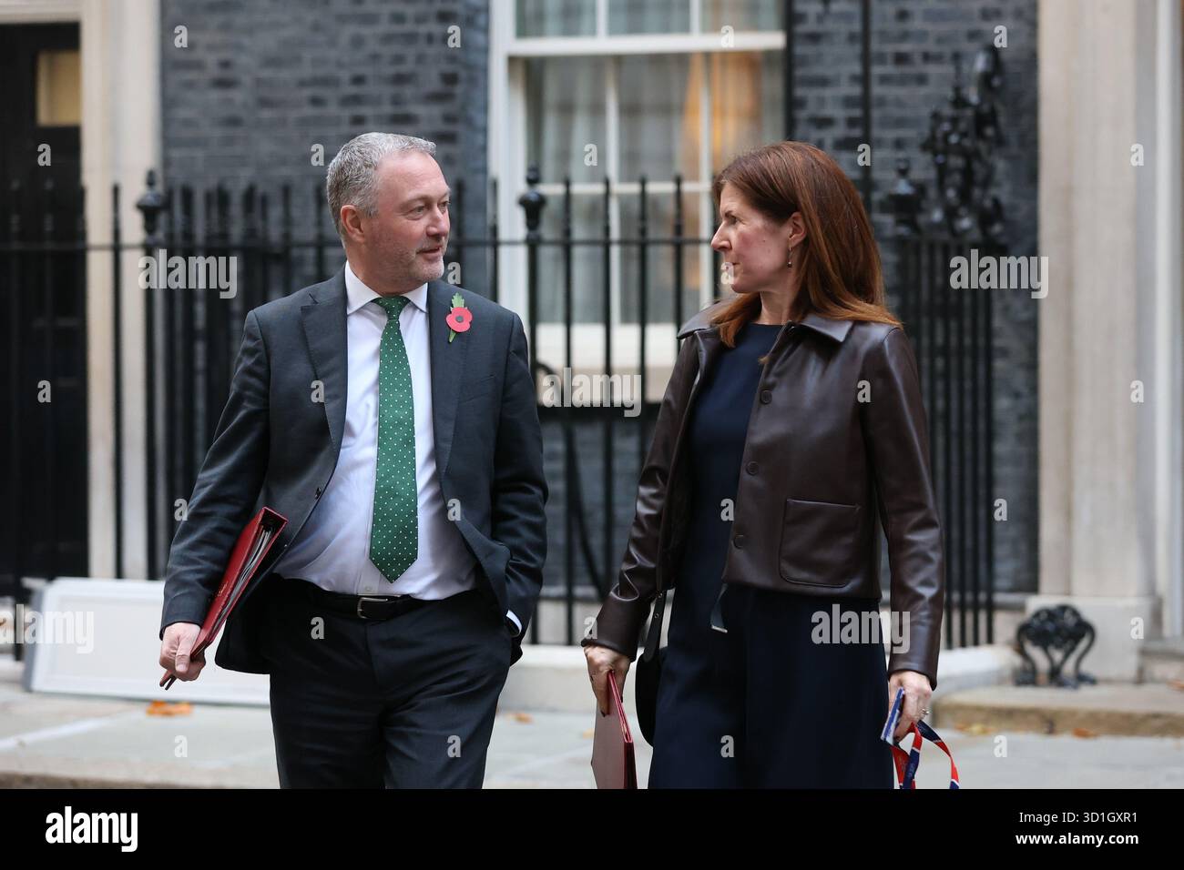 Londra, Regno Unito. 28 ottobre 2025. Il segretario agli alloggi Steve Reed (L) e il segretario allo sviluppo internazionale Baronessa Chapman di Darlington lasciano Downing Street dopo aver partecipato alla riunione settimanale del Gabinetto a Londra. Crediti: Zeynep Demir Aslim/Alamy Live News Foto Stock