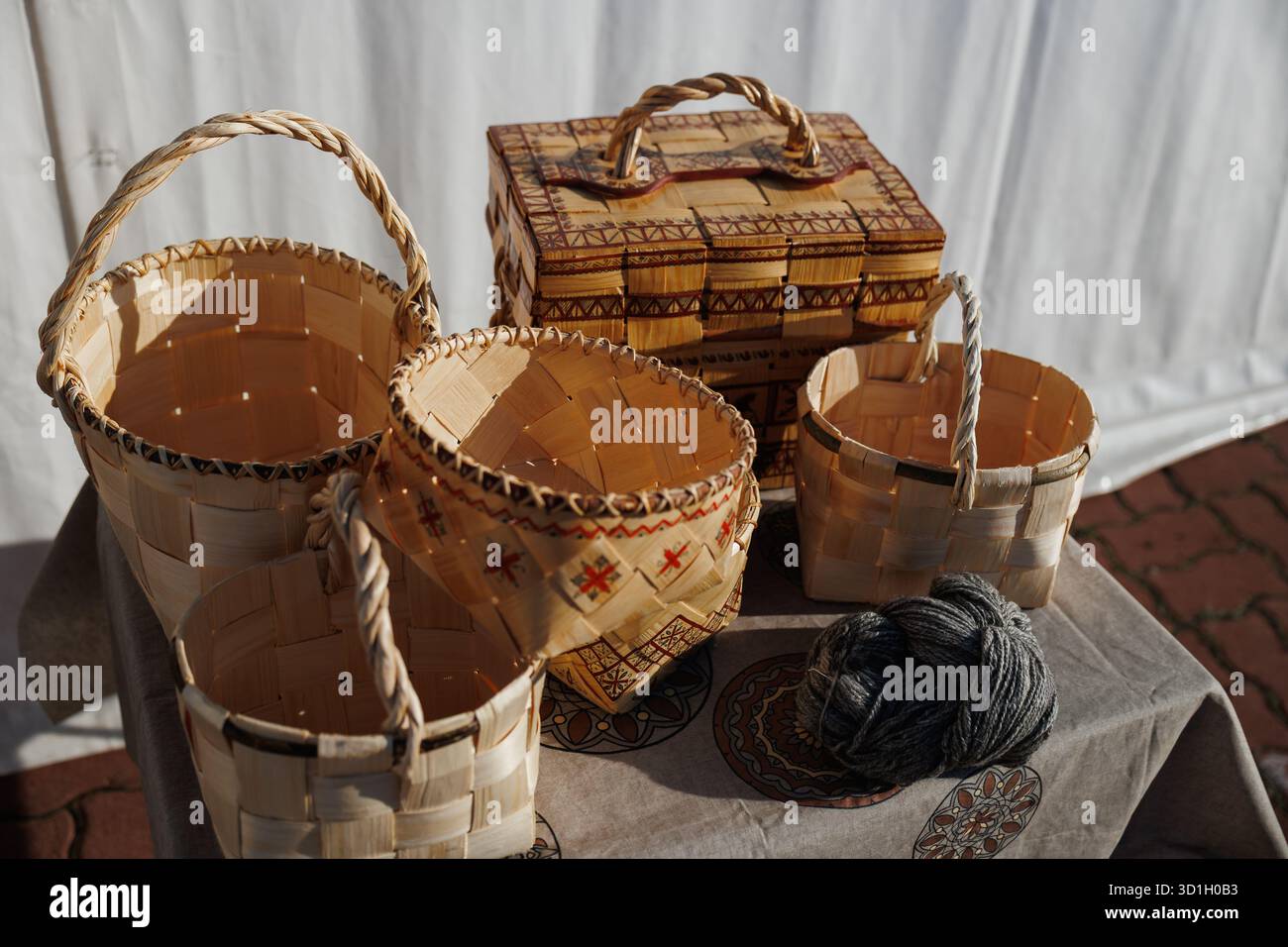 Esplora gli straordinari cesti e le soluzioni di stoccaggio artigianali, perfetti per le esigenze artistiche e organizzative Foto Stock