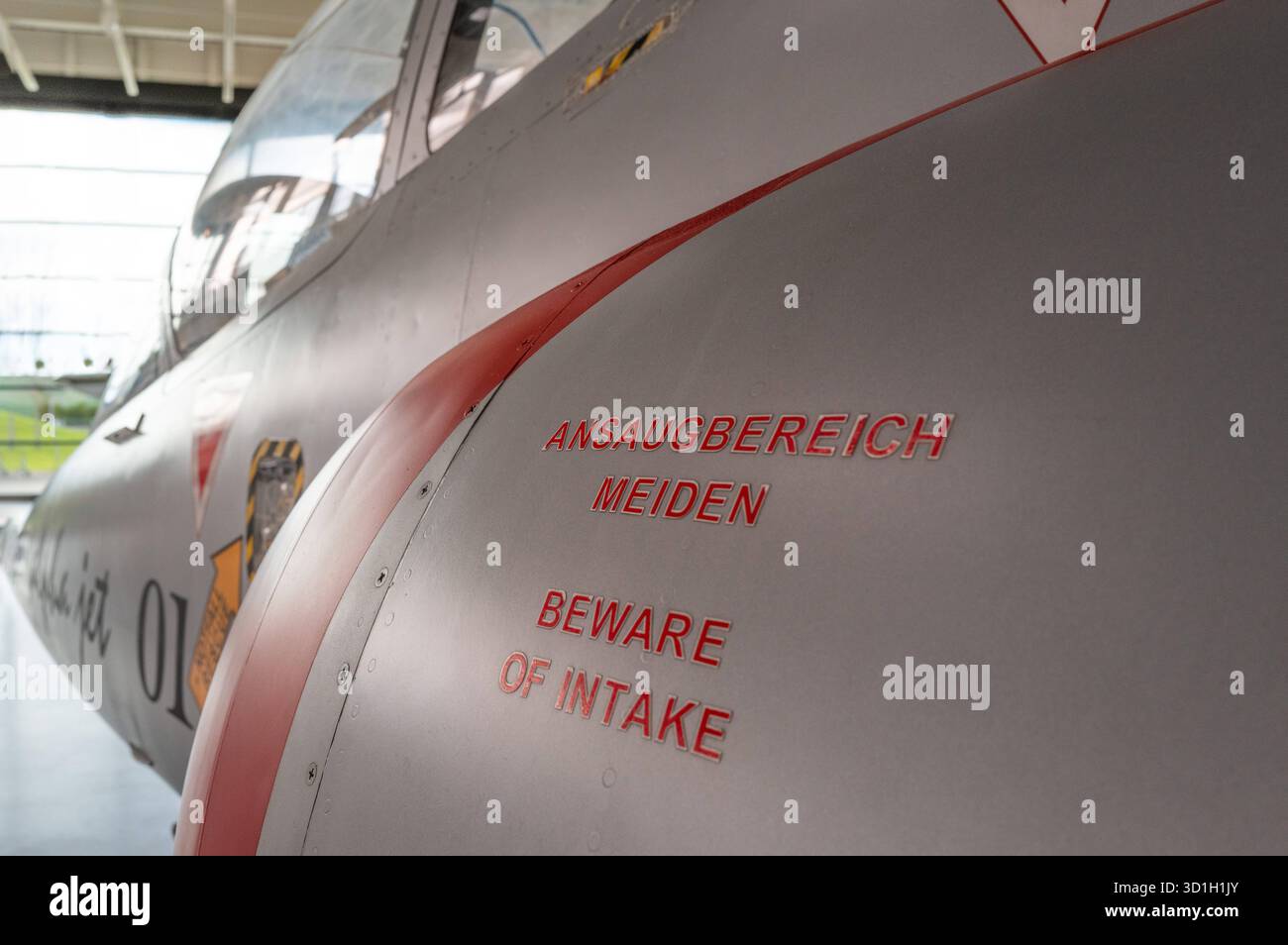 Friedrichshafen Dornier Alpha Jet Detailaufnahme Ansaugbereich Dornier Museum Friedrichshafen Detailaufnahme eines Dornier Alpha Jet im Dornier Museum Friedrichshafen. Zu sehen ist der Warnhinweis am Lufteinlass mit der Aufschrift Ansaugbereich meiden in deutscher und englischer Sprache. Der Alpha Jet wurde ab den 1970er Jahren von Dornier e Dassault Breguet als leichtes Mehrzweckflugzeug entwickelt und War bei der Luftwaffe als Schul und Jagdbomber im Einsatz. Solo per uso editoriale. Fotograf: Eibner Pressefoto / Eky Eibner *** Friedrichshafen Dornier Alpha Jet primo piano della zona di aspirazione Dornier M Foto Stock