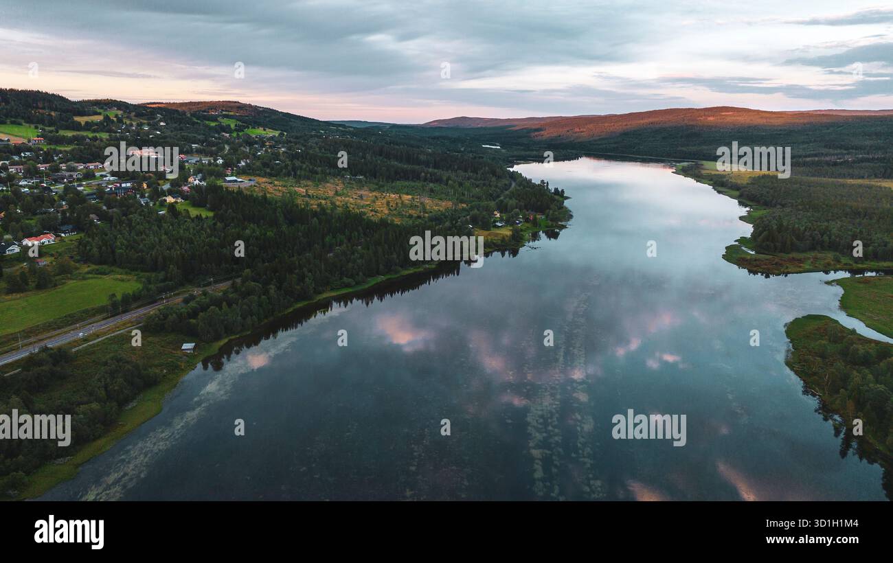 Vista aerea del fiume Innisjälven vicino a Undersåker, Jämtland, Svezia centrale Foto Stock
