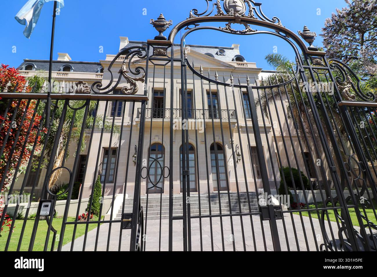 Ingresso alla residenza ufficiale del Governatore della Provincia di Buenos Aires, la Plata. Edificio politico storico con porte di ferro ornate. Foto Stock