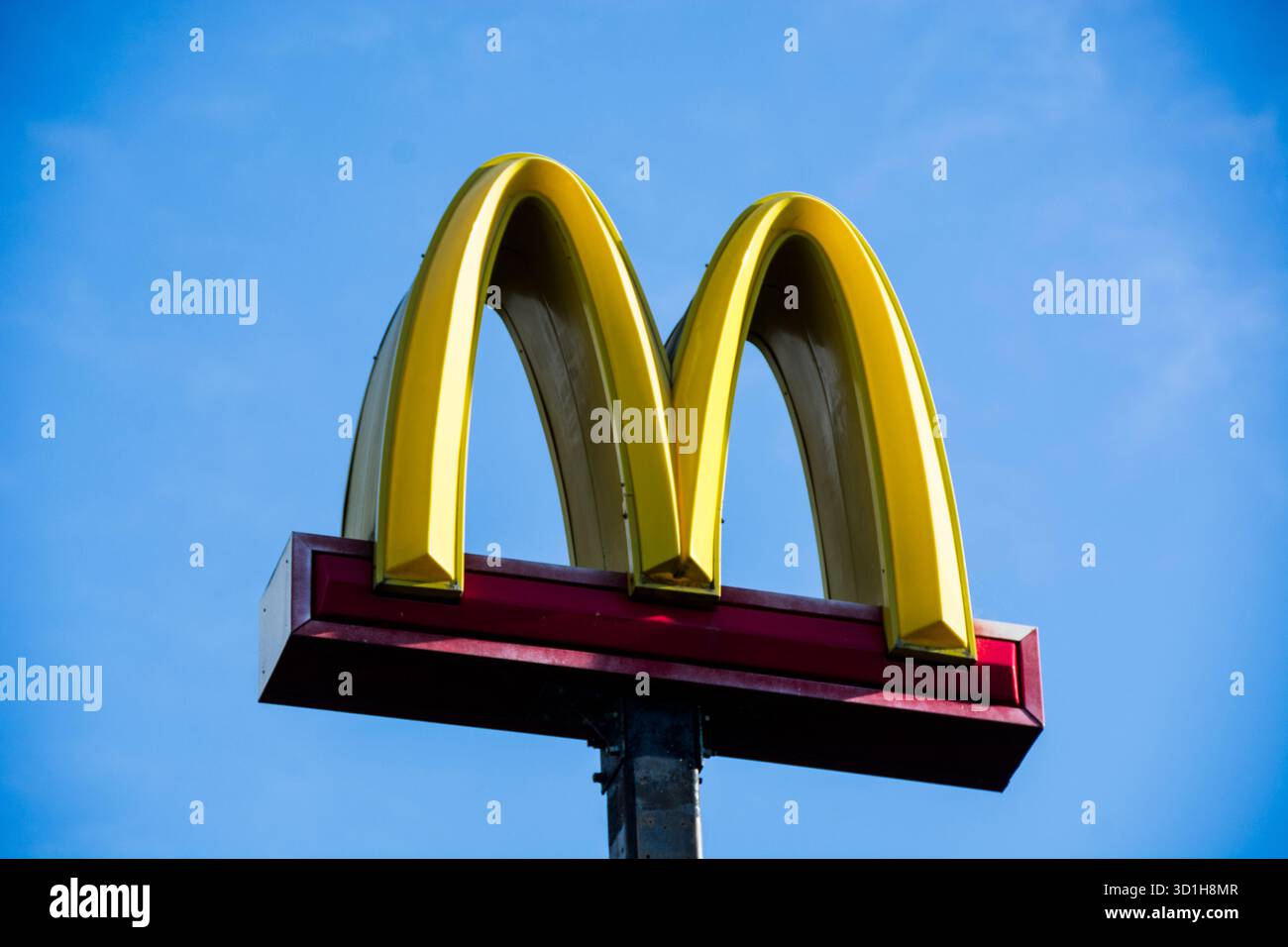 Segno del ristorante McDonald's nella stazione di servizio, con sfondo blu cielo Foto Stock