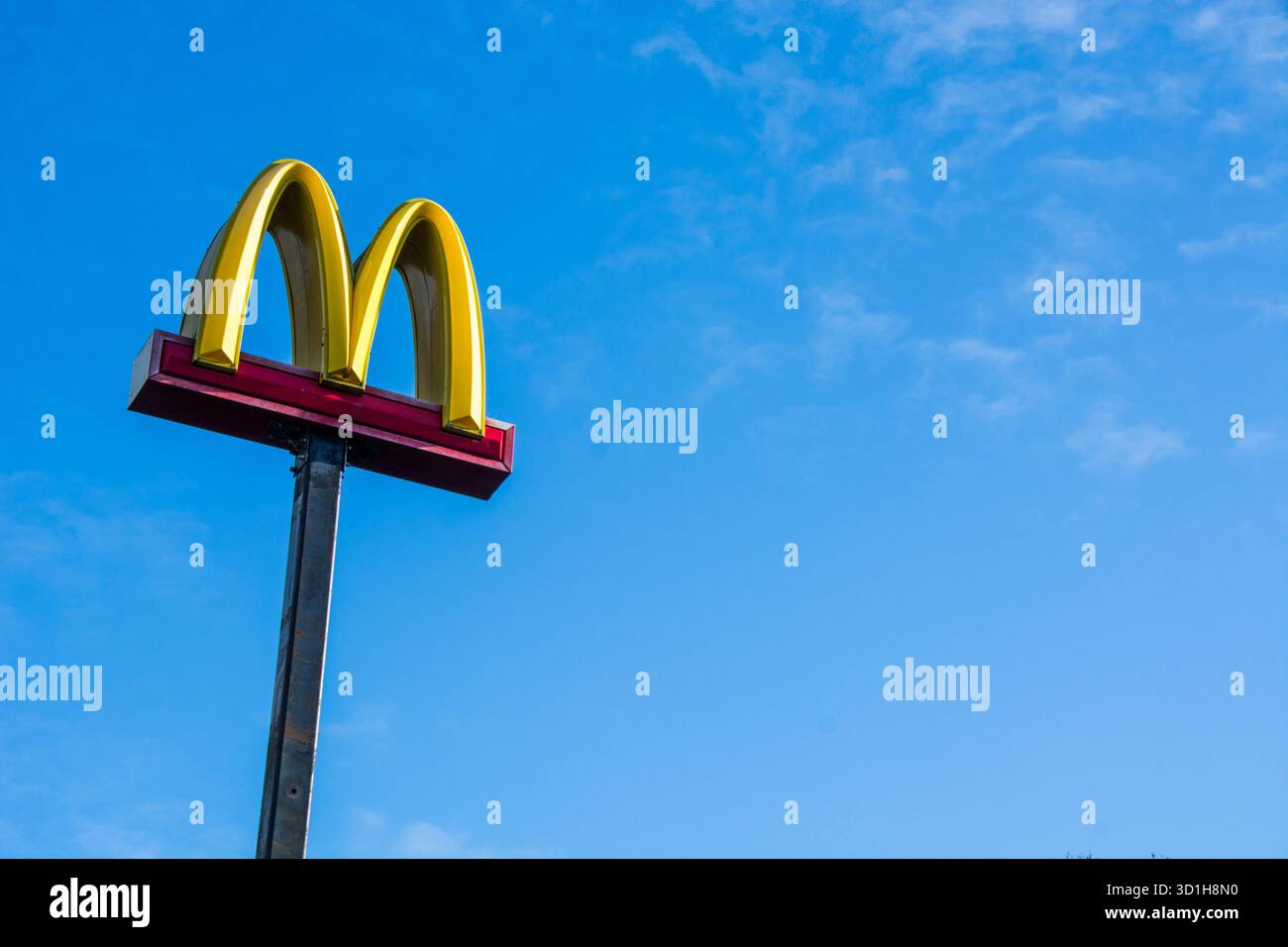 Segno del ristorante McDonald's nella stazione di servizio, con sfondo blu cielo Foto Stock