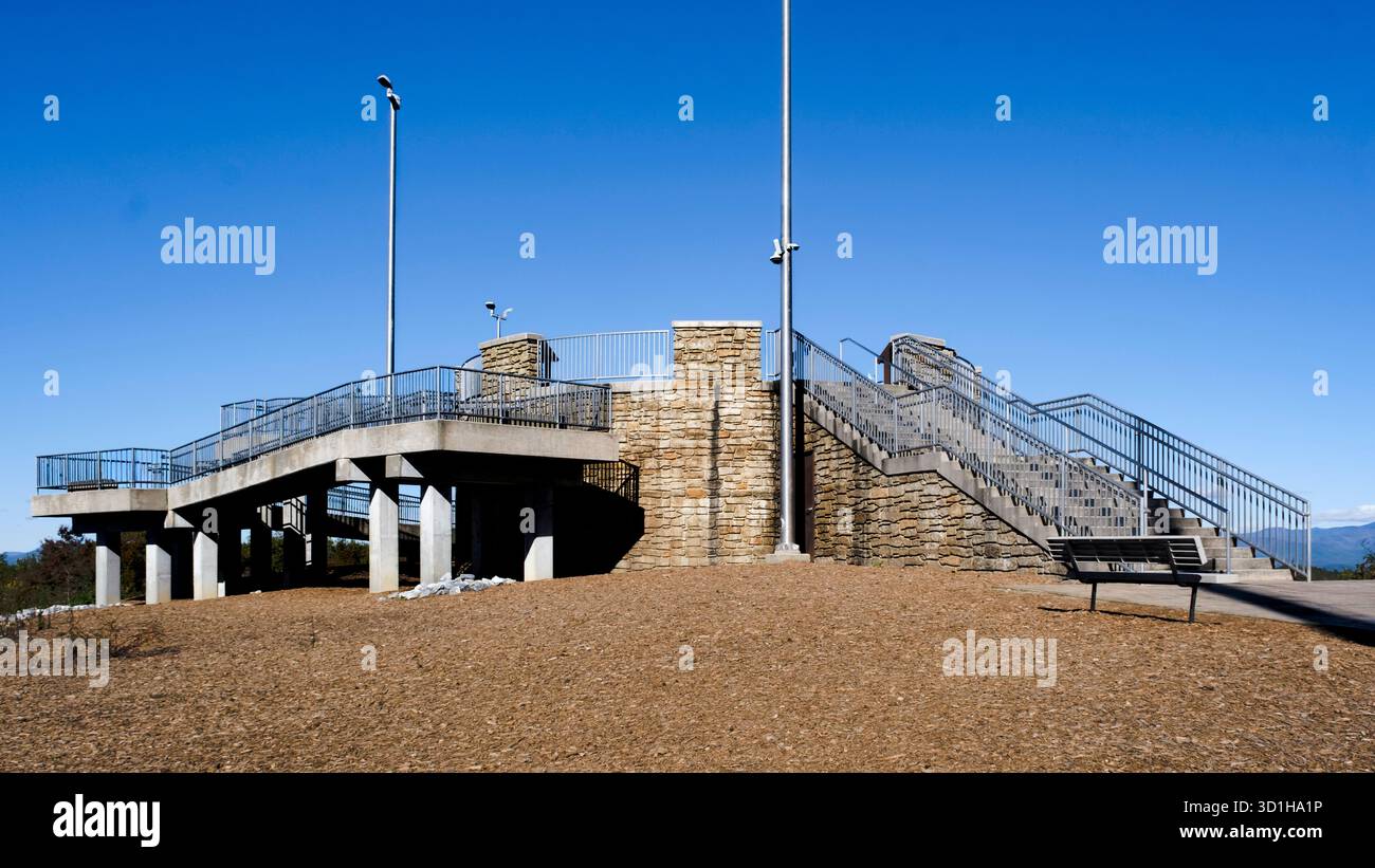 Torre di osservazione con rampa di accesso accessibile a Sassafras Mountain, South Carolina Foto Stock
