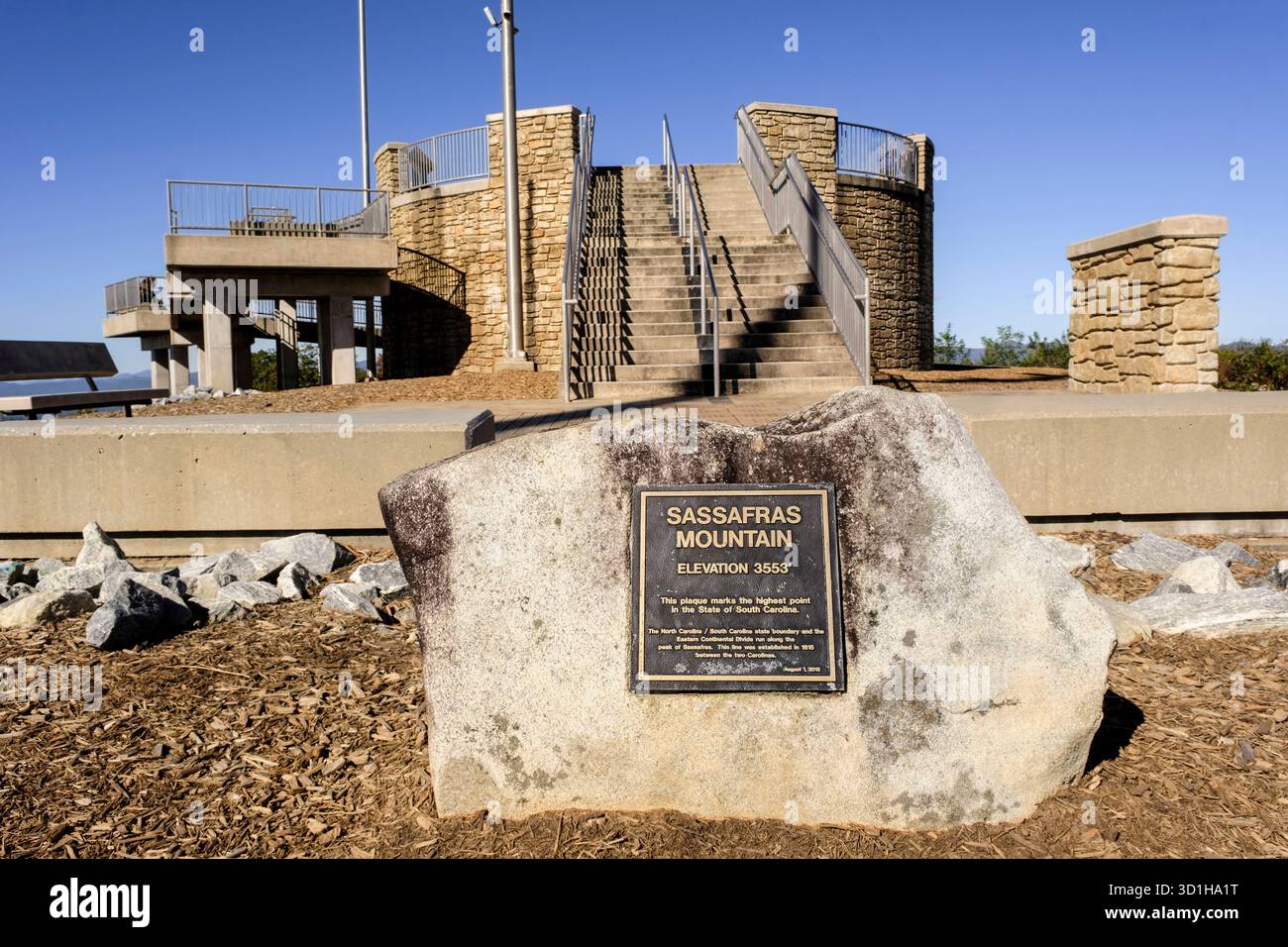 Vista sul monte Sassafrass con cartelli informativi che indicano l'altitudine nella Carolina del Sud Foto Stock