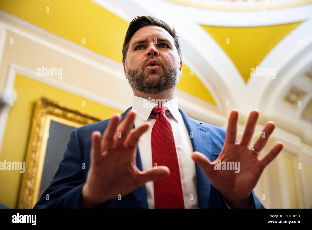 Washington, Stati Uniti. 28 ottobre 2025. Il vicepresidente JD Vance parla alla stampa dopo essersi Unito al caucus lunch del Senato Repubblicano al Campidoglio degli Stati Uniti a Washington, DC, martedì 28 ottobre 2025. Foto di Bonnie Cash/UPI credito: UPI/Alamy Live News Foto Stock