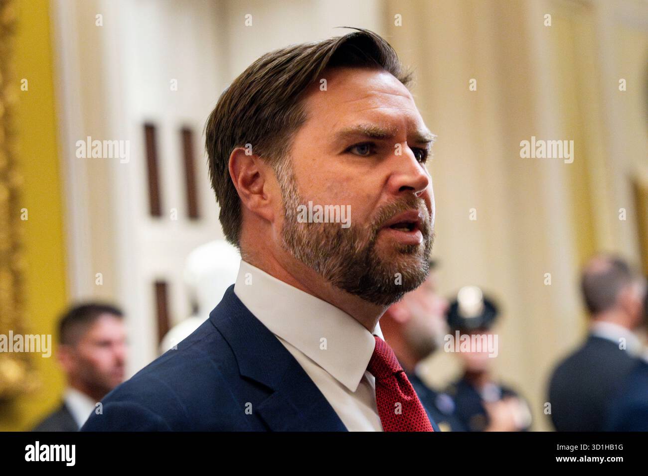 Washington, Stati Uniti. 28 ottobre 2025. Il vicepresidente JD Vance parla alla stampa dopo essersi Unito al caucus lunch del Senato Repubblicano al Campidoglio degli Stati Uniti a Washington, DC, martedì 28 ottobre 2025. Foto di Bonnie Cash/UPI credito: UPI/Alamy Live News Foto Stock