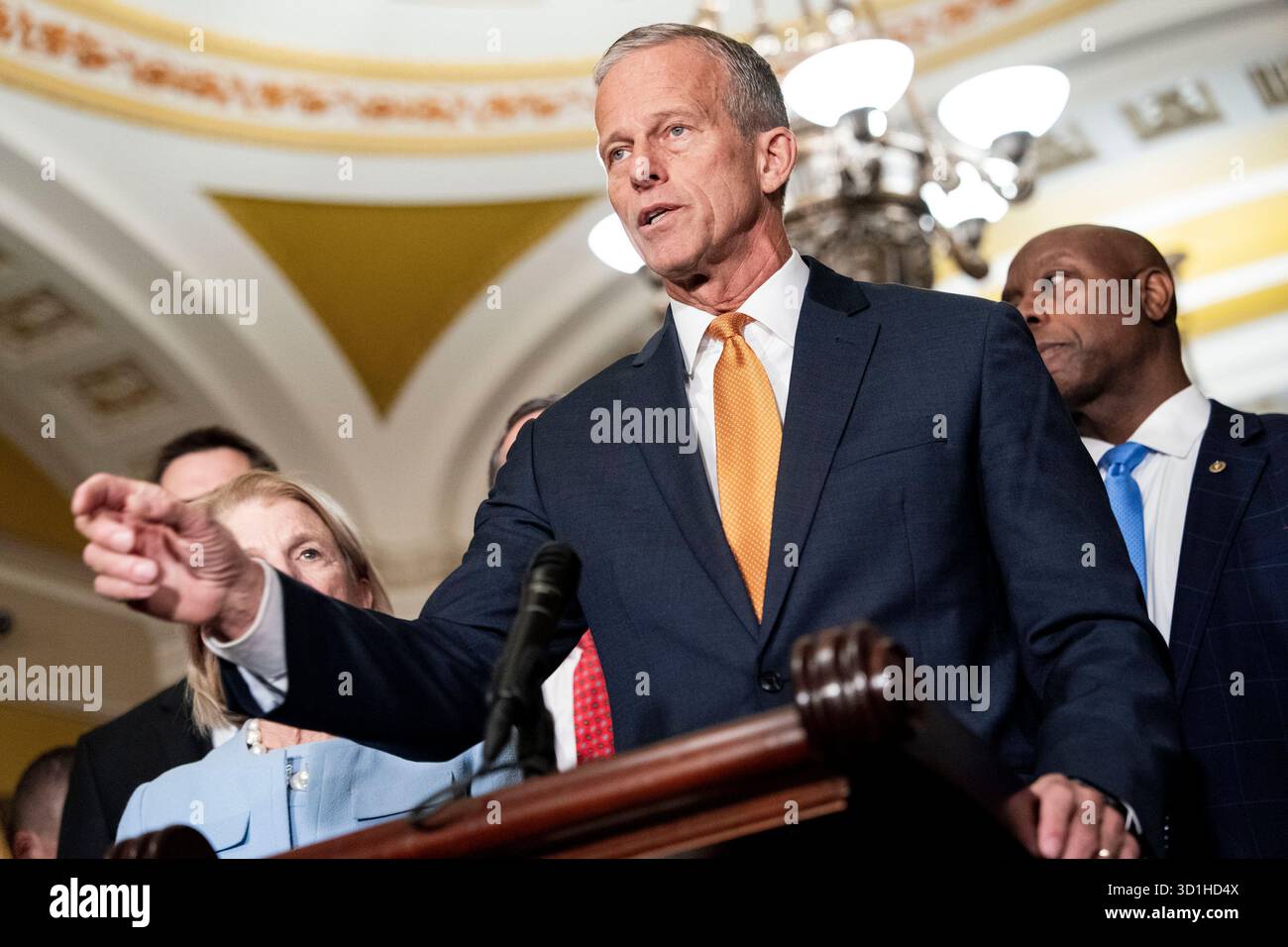 Washington, Stati Uniti. 28 ottobre 2025. Il leader della maggioranza del Senato John Thune, R-SD, parla durante una conferenza stampa dopo i pranzi settimanali del Senato il giorno 28 del blocco del governo al Campidoglio degli Stati Uniti a Washington, DC, martedì 25 ottobre 2025. Foto di Bonnie Cash/UPI credito: UPI/Alamy Live News Foto Stock