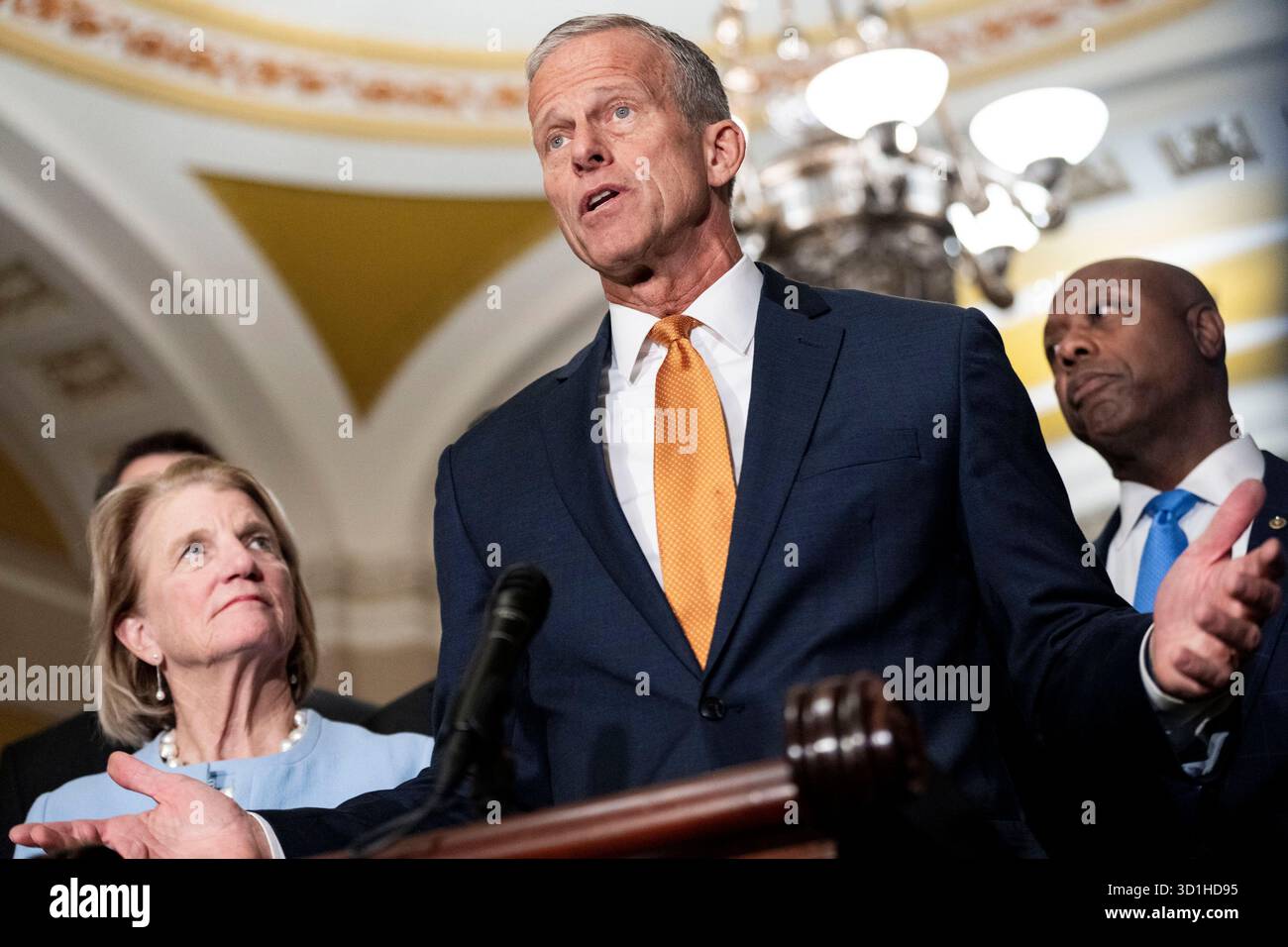 Washington, Stati Uniti. 28 ottobre 2025. Il leader della maggioranza del Senato John Thune, R-SD, parla durante una conferenza stampa dopo i pranzi settimanali del Senato il giorno 28 del blocco del governo al Campidoglio degli Stati Uniti a Washington, DC, martedì 25 ottobre 2025. Foto di Bonnie Cash/UPI credito: UPI/Alamy Live News Foto Stock